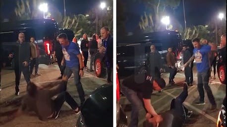 Manden i den blå t-shirt slog og sparkede den anden mand i hovedet flere gange.