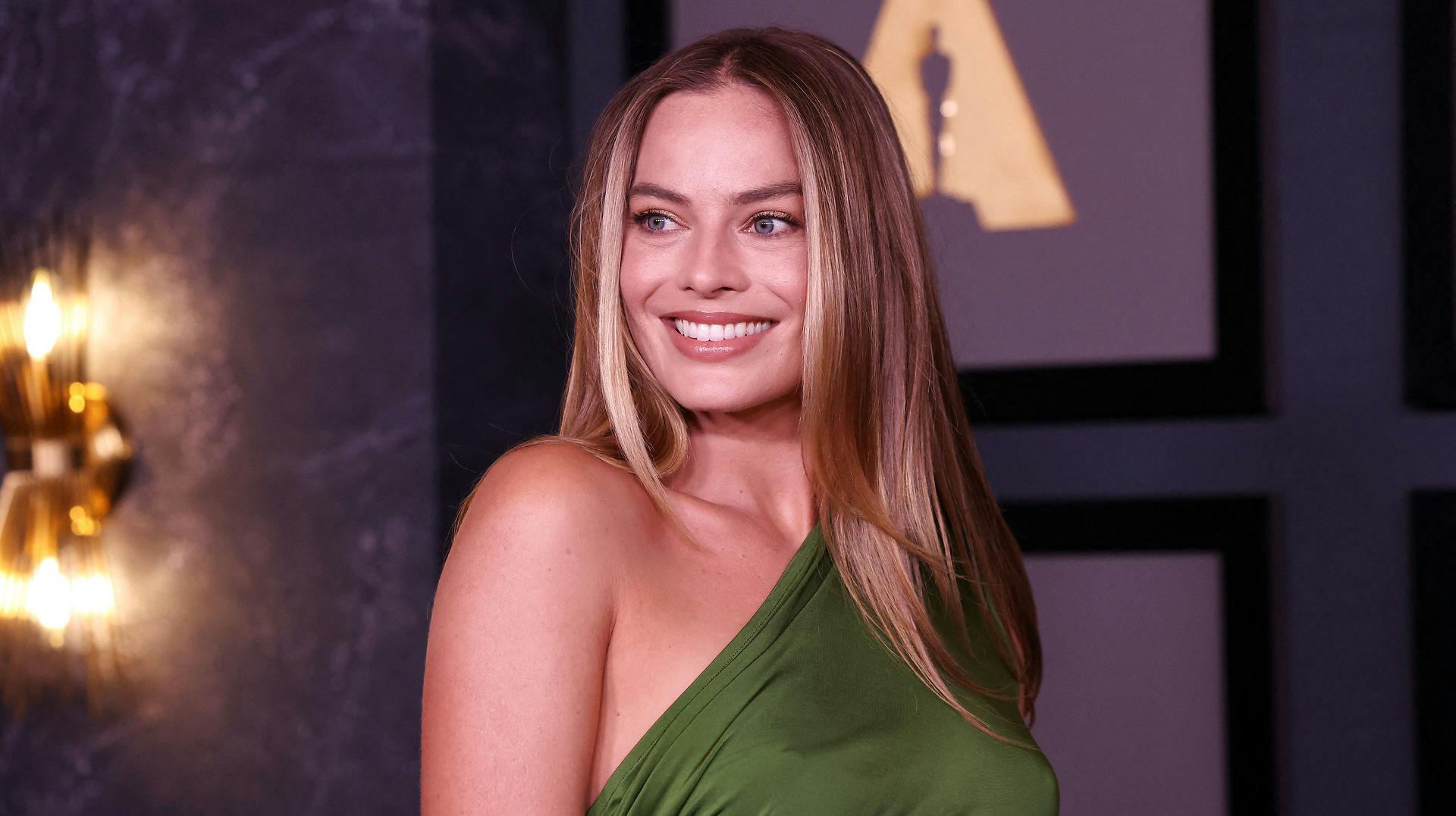 Ifølge Margot Robbie kiggede 30 mænd på, da hun skulle optage sexscene med Leonardo DiCaprio.