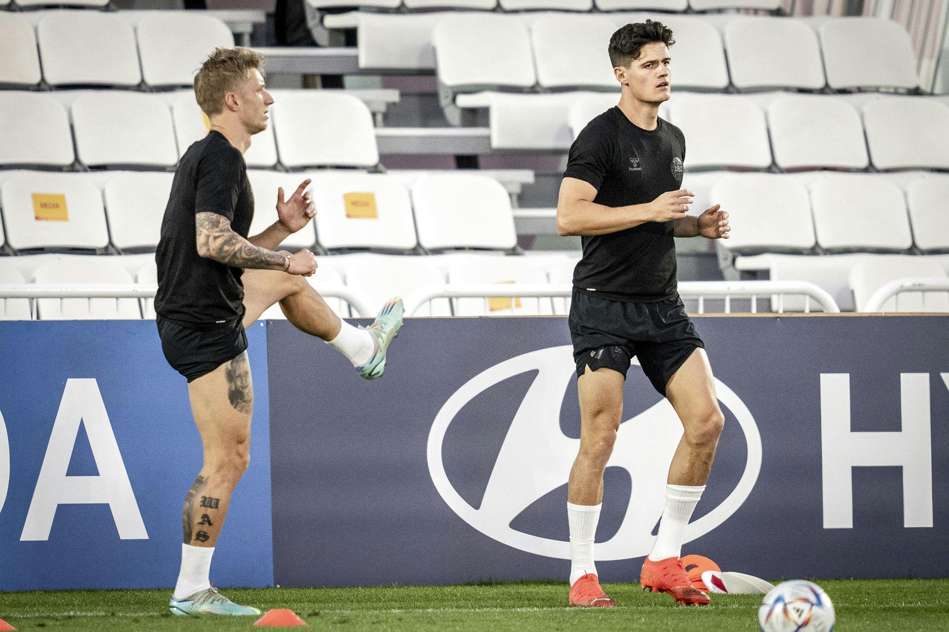 Christian Nørgaard (tv.) er en af de bedste bud at være Delaneys afløser på midten af banen.