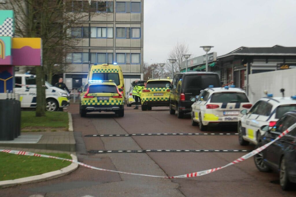 Adskillige ambulancer og politibiler er til stede på adressen. 