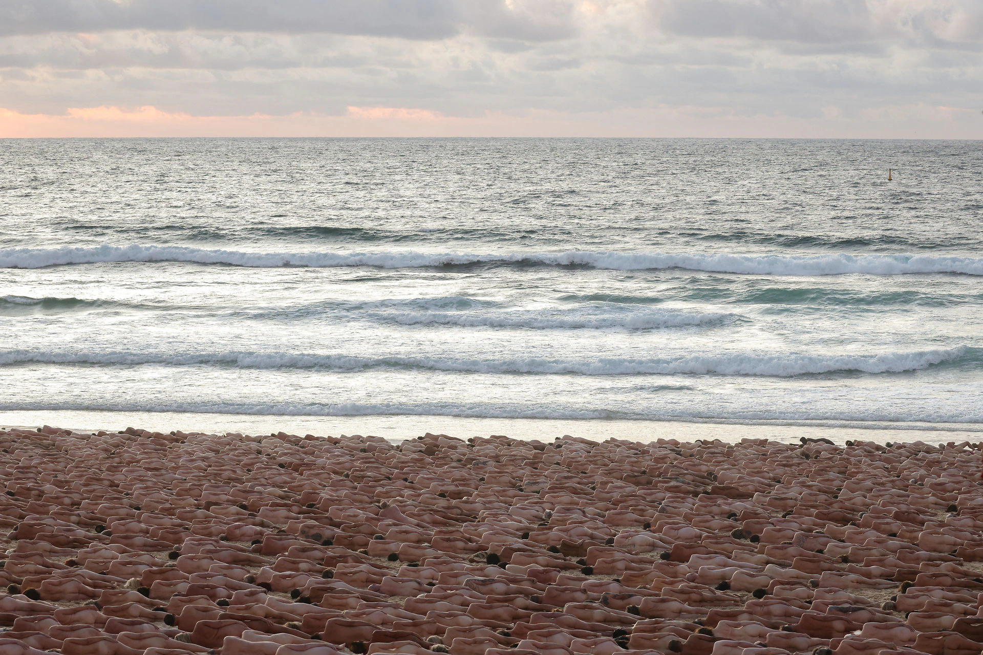 vilde-billeder-tusindvis-af-n-gne-mennesker-samles-p-australsk-strand