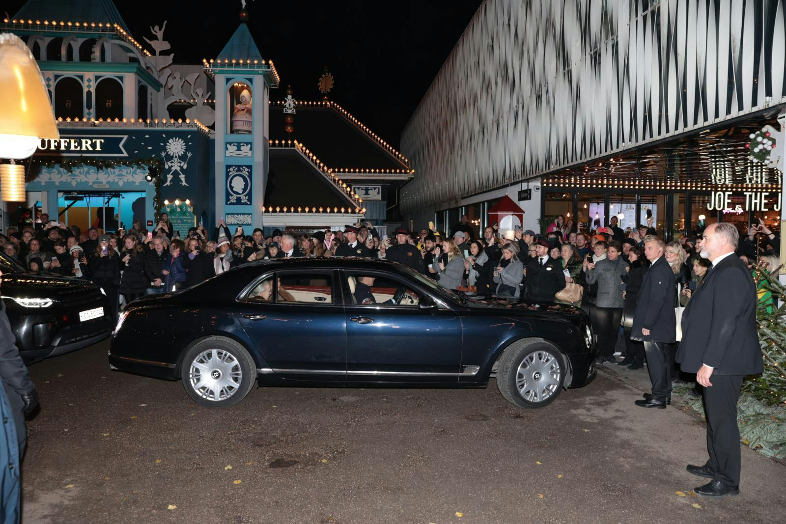 Majestætens limousine og hendes sikkerhedsfolk i den efterfølgende bil sneglede sig igennem Tivoli og de mange gæster, der fik lidt ekstra for entrébilletten i aften.