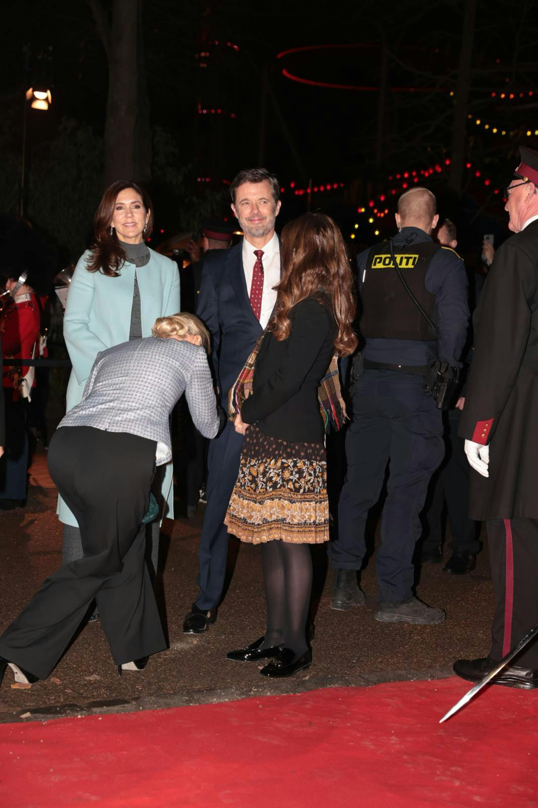 Kronprins Frederik og kronprinsesse Mary mødes med dybe buk. Måske lidt for dybe hvis man skal bedømme ud fra Fredes lidt skæve smil.