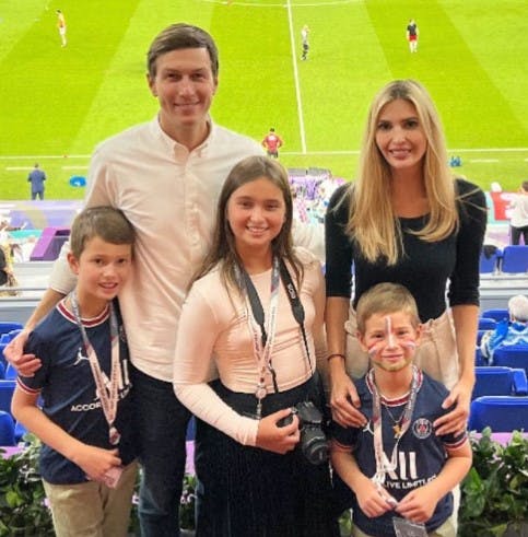 Ivanka Trump i selskab med sin familie under Danmarks VM-kamp mod Frankrig i Qatar.&nbsp;
