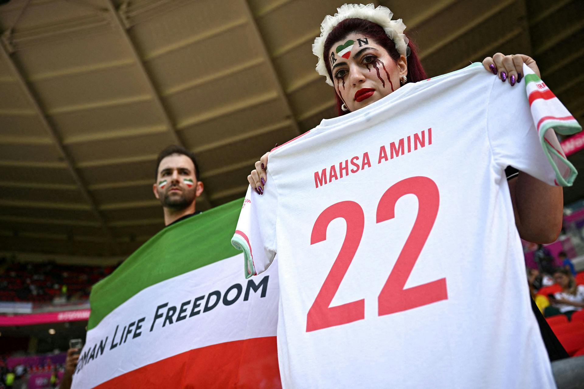 Mahsa Aminis død i det iranske politis varetægt er blevet markeret under Irans kampe ved VM.