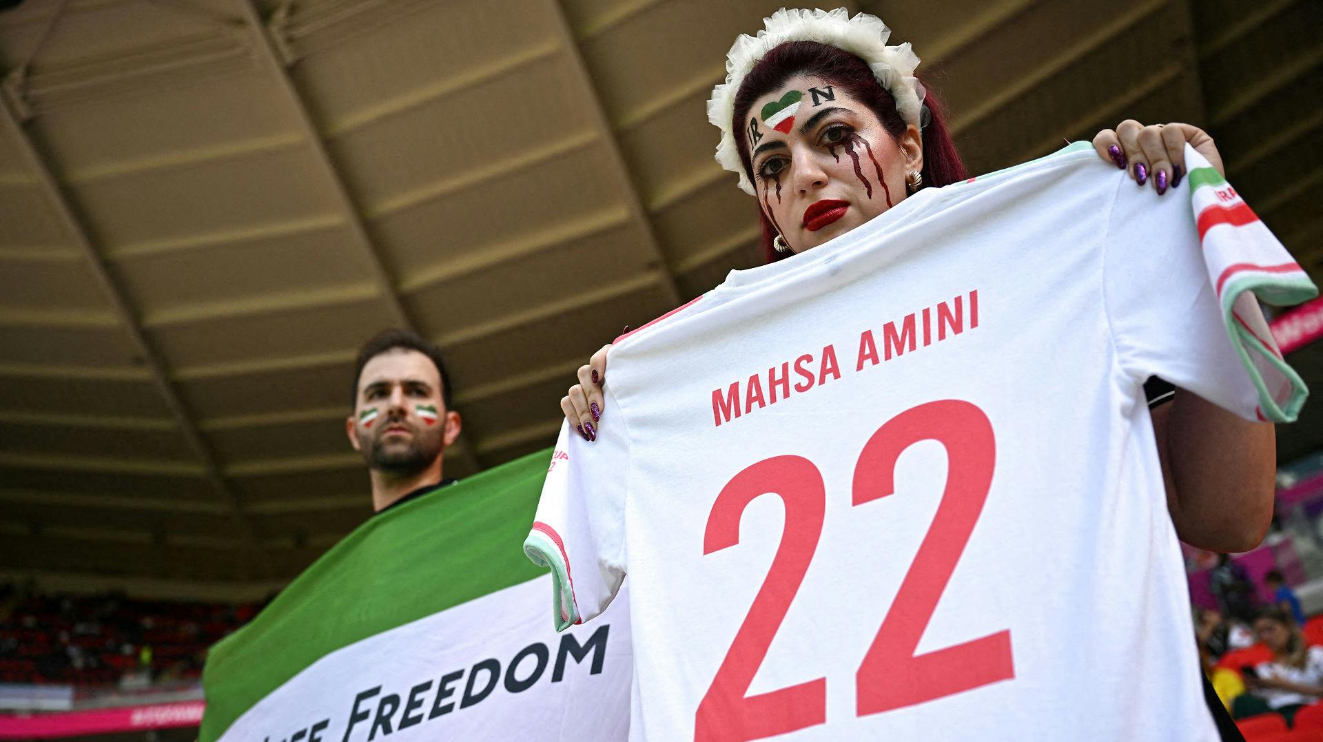 Mahsa Aminis død i det iranske politis varetægt er blevet markeret under Irans kampe ved VM.