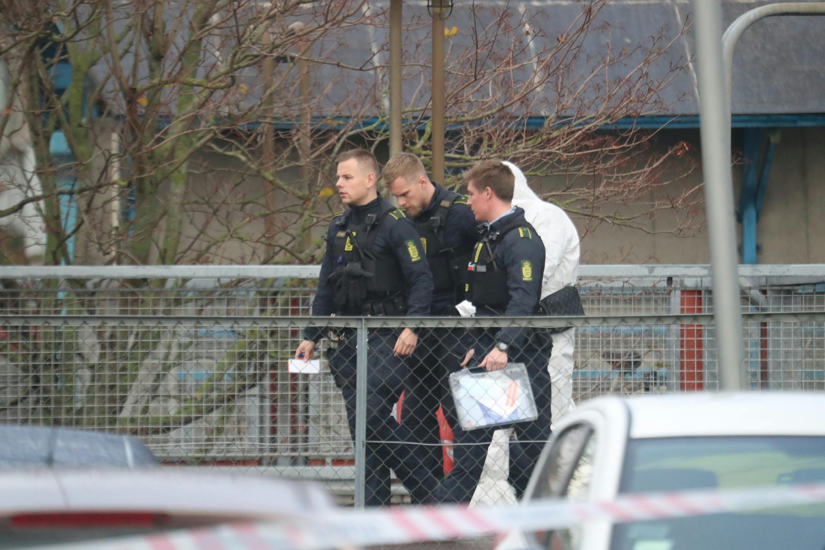 En af de anholdte føres væk fra lejligheden i Hallingparken, hvor en mand i 40'erne afgik ved døden efter flere knivstik.