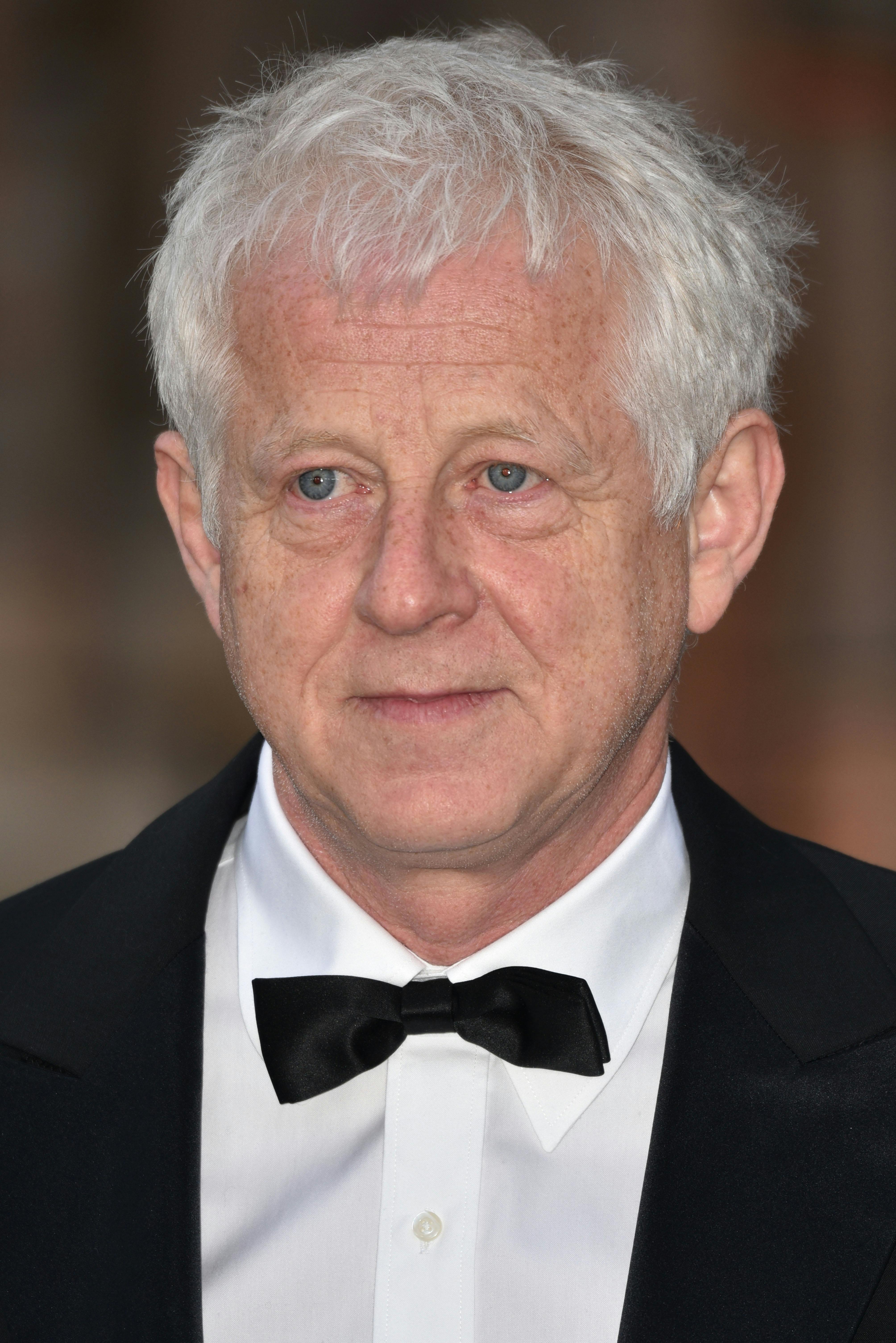 Richard Curtis var instruktør på "Love Actually". Han mener selv, at Hugh Grant har været med til at give ham sin store filmkarriere.
