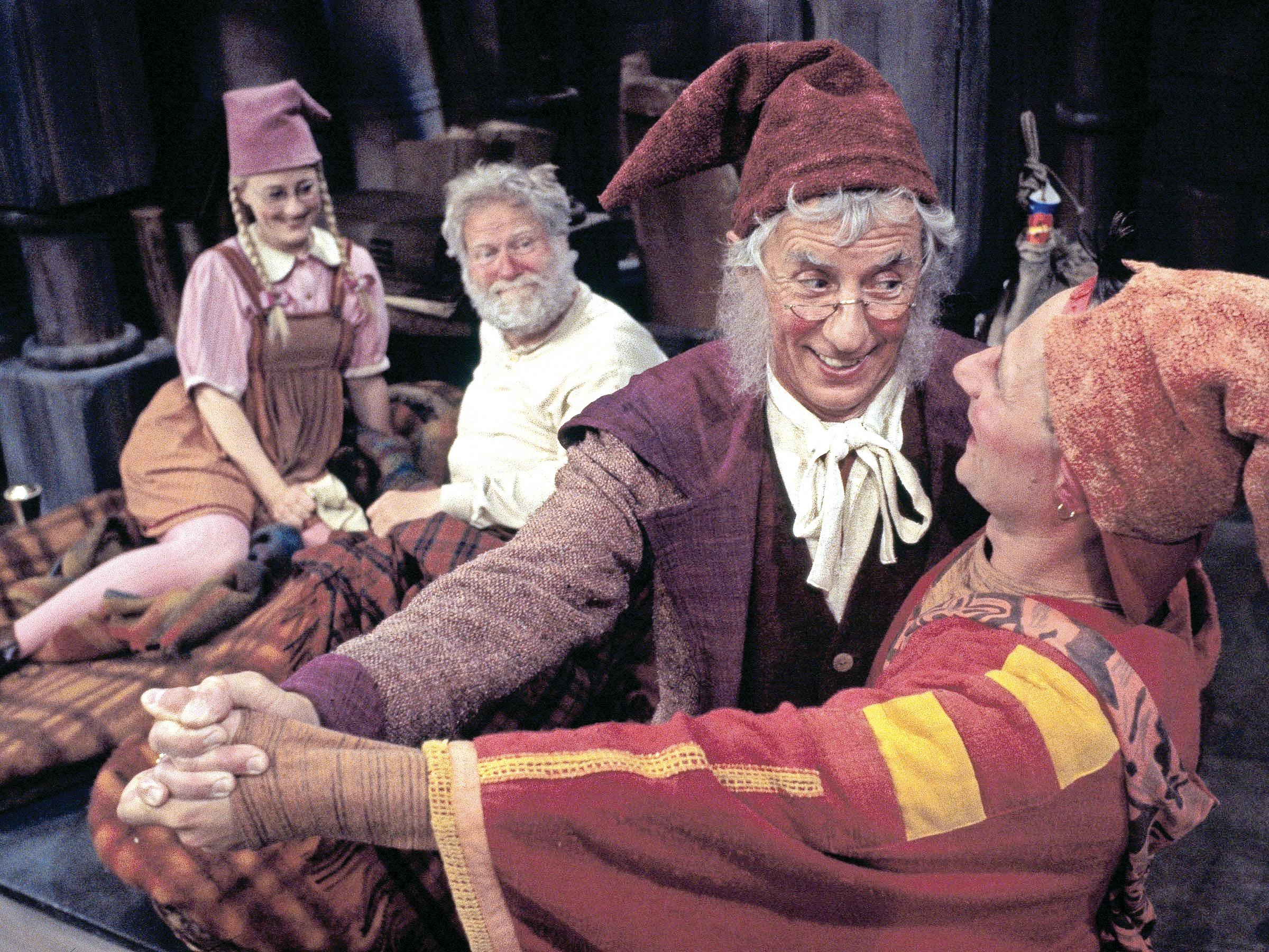 Paul Hüttel (tv) som Gyldengrød, Christiane Bjørg Nielsen som Kandis, Henrik H. Lund som Julle og Jan Linnebjerg som Pyrus i "Alletiders Julemand".