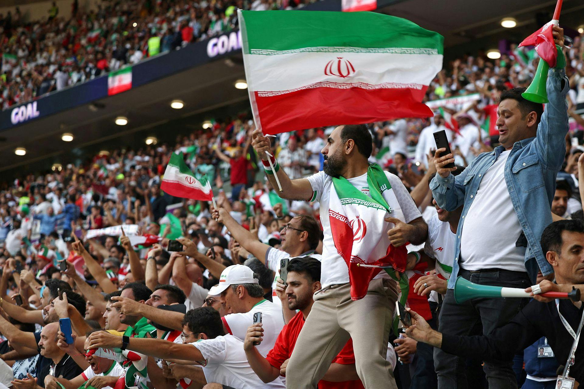 USA bør straffes med karantæne for at have bragt et forvrænget billede af Irans flag, mener iranere.