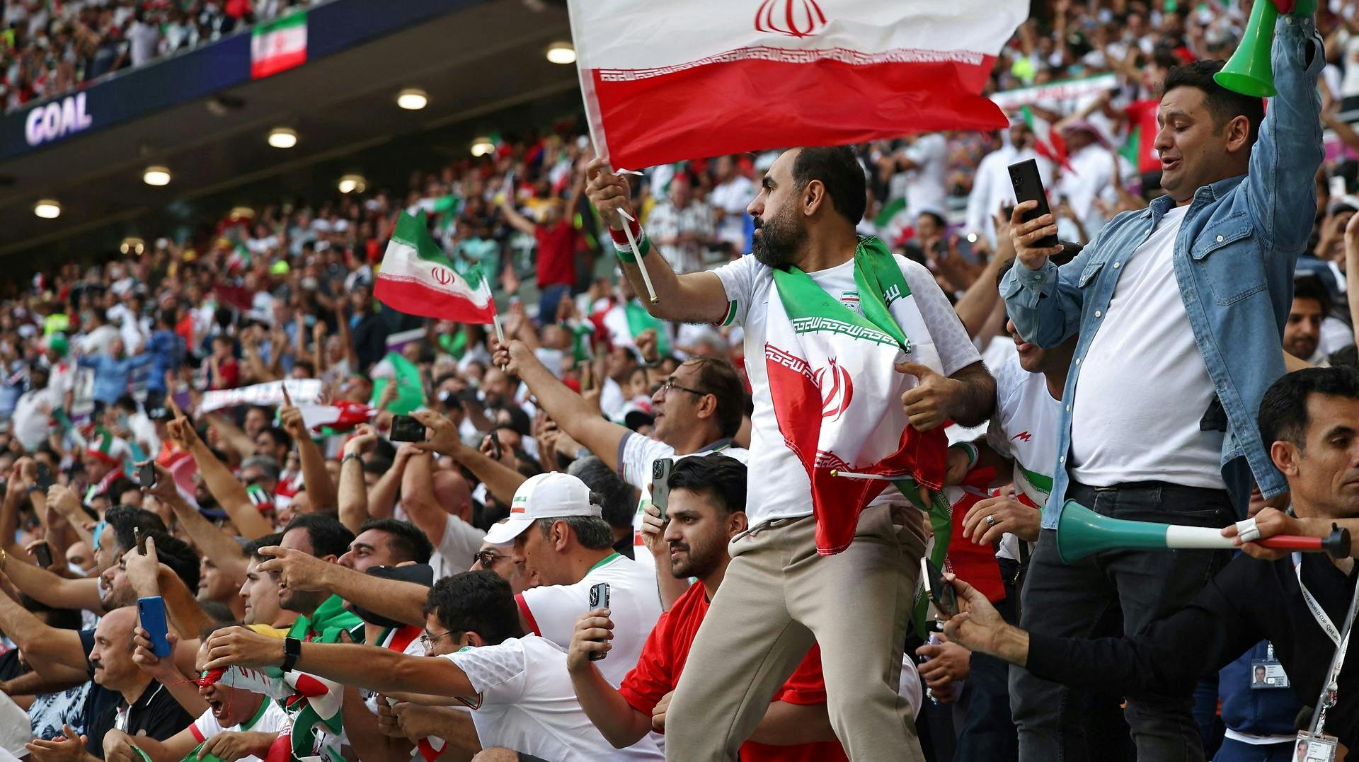 USA bør straffes med karantæne for at have bragt et forvrænget billede af Irans flag, mener iranere.