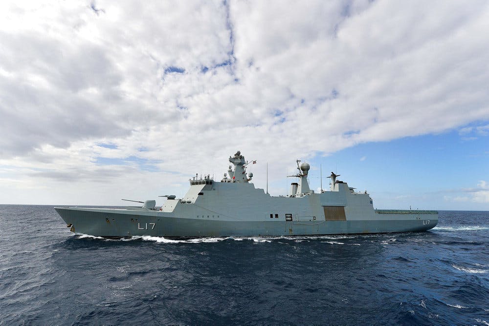 Forsvaret sendte i efteråret sidste år fregatten "Esbern Snare" til Guineabugten ud for Vestafrika. Her kom fregattens helikopter og Frømandskorpset i ildkamp med formodede pirater. Mandag er der afsagt dom i sagen mod den ene formodede pirat. (Arkivfo