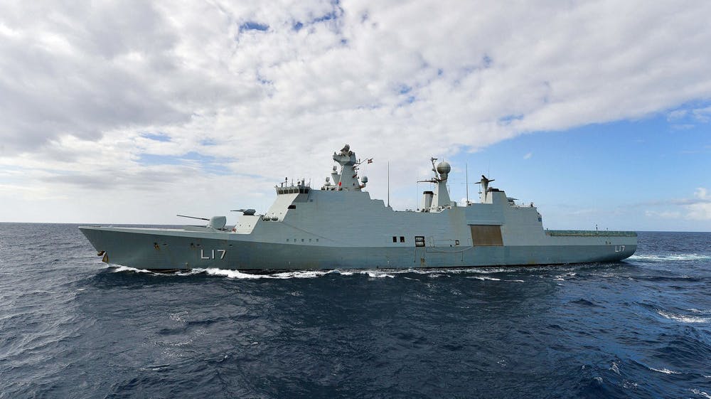 Forsvaret sendte i efteråret sidste år fregatten "Esbern Snare" til Guineabugten ud for Vestafrika. Her kom fregattens helikopter og Frømandskorpset i ildkamp med formodede pirater. Mandag er der afsagt dom i sagen mod den ene formodede pirat. (Arkivfo