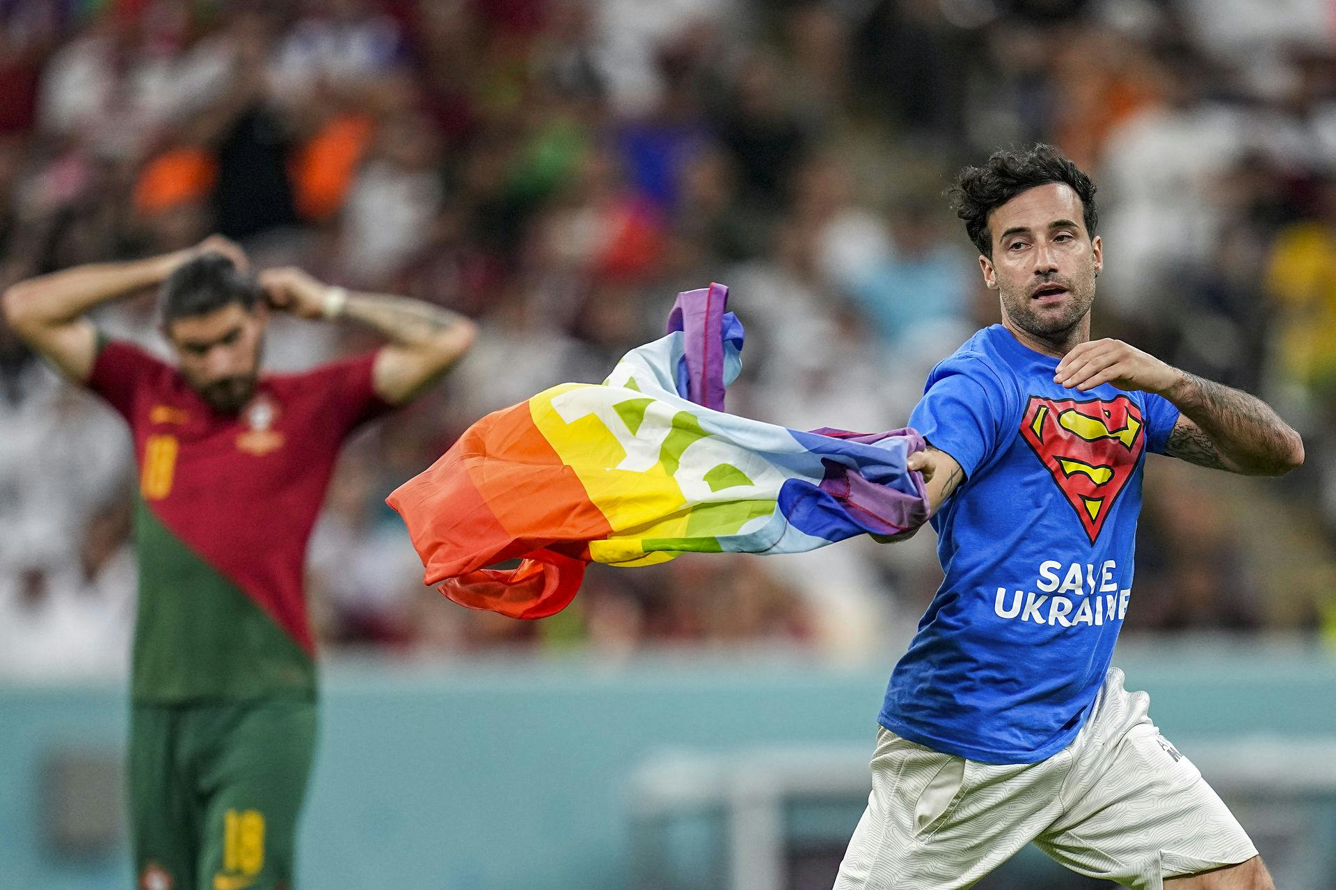 Baneløber med regnbueflag afbryder VM-kampen mellem Portugal og Uruguay