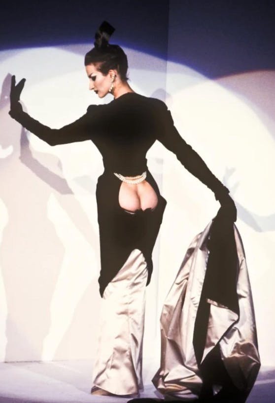 Det er denne vovede kreation fra 1995 - skabt af den ikoniske franske designer Thierry Mugler - der har tjent som inspiration bag aleXsandro Palombo i 2013 som en del af hans "Marge Simpson Style Icon"-udstilling. 