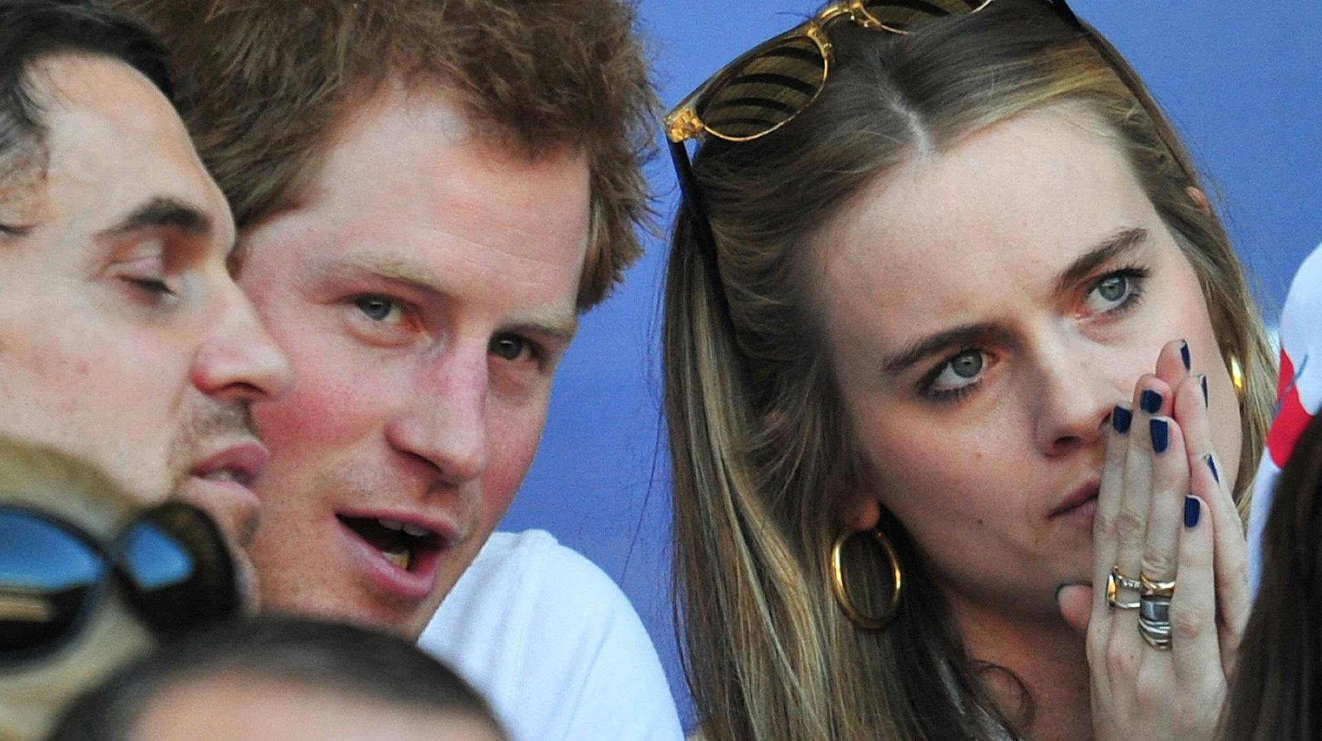 Arkivfoto fra 2014 af prins Harry og Cressida Bonas til en rugbykamp.