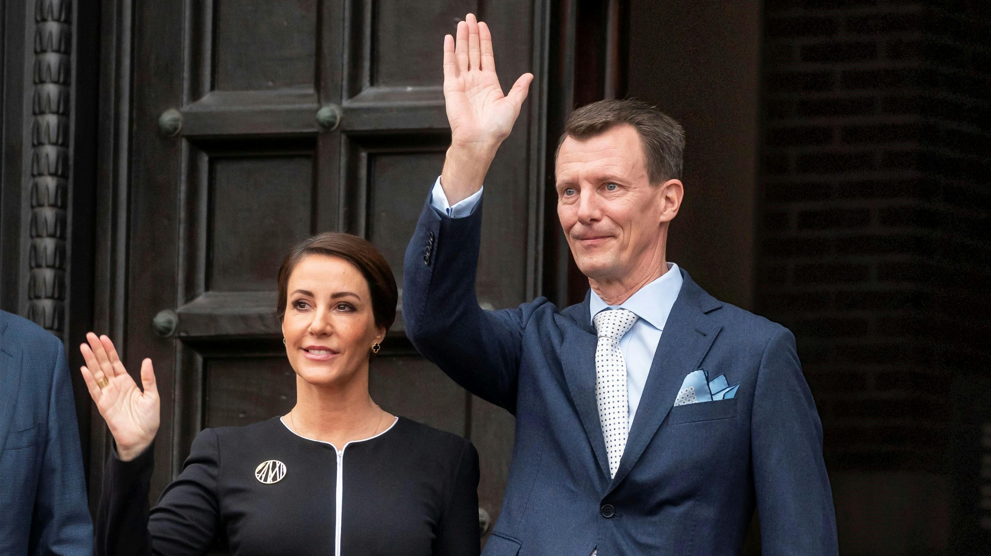 Muligheden for at bo i Danmark ryger formentlig, hvis jobbet skal ligge i USA. Til gengæld er der lidt vej igen før at skiftet til USA kan sammenlignes med prins Harry og prinsesse Meghans fra det britiske kongehus. Det mener to kongehuseksperter, som S