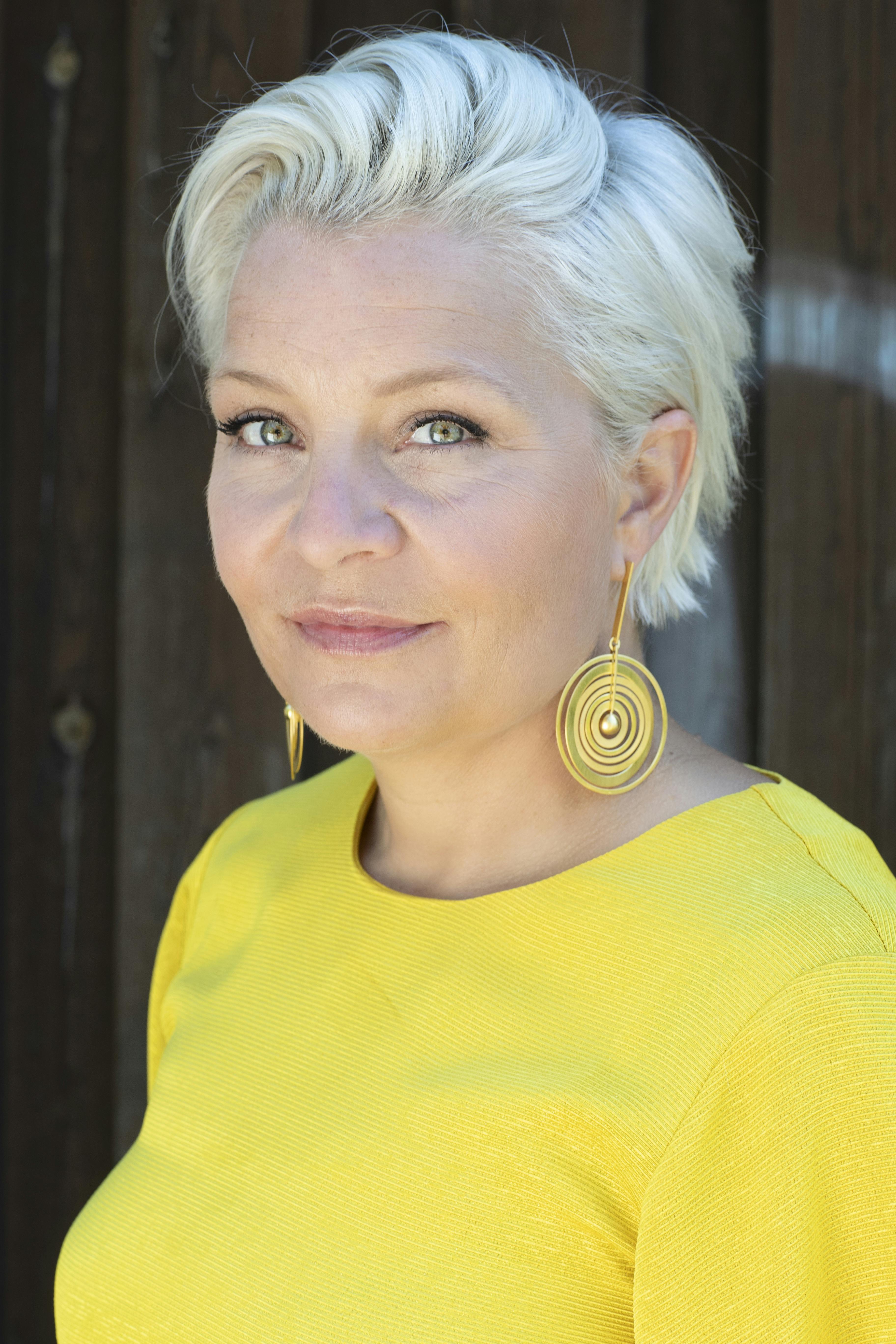 Signe Lindkvist kunne ikke lade være med at smage på sin mors aske, da hun stod med urnen i hænderne. 