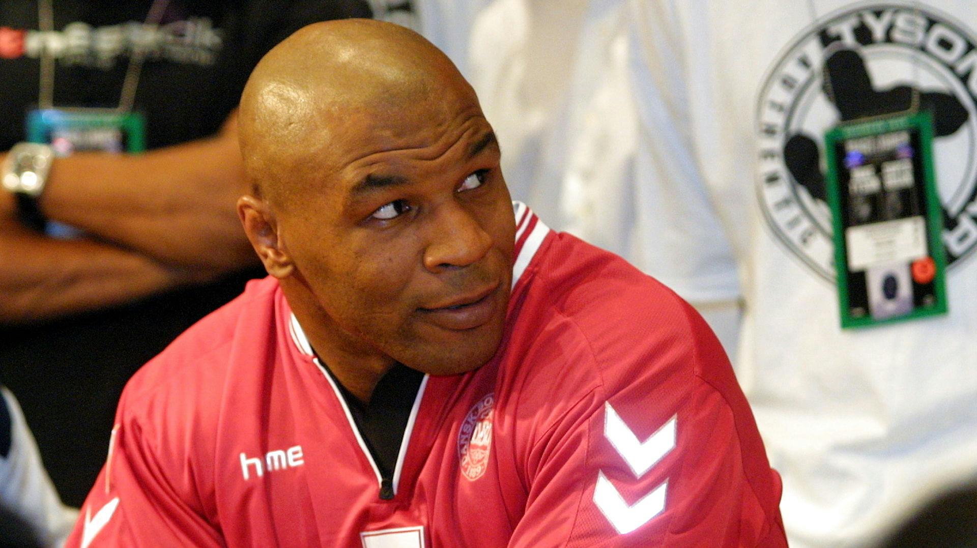 Mike Tyson iført en dansk landsholdstrøje tilbage i 2001. 