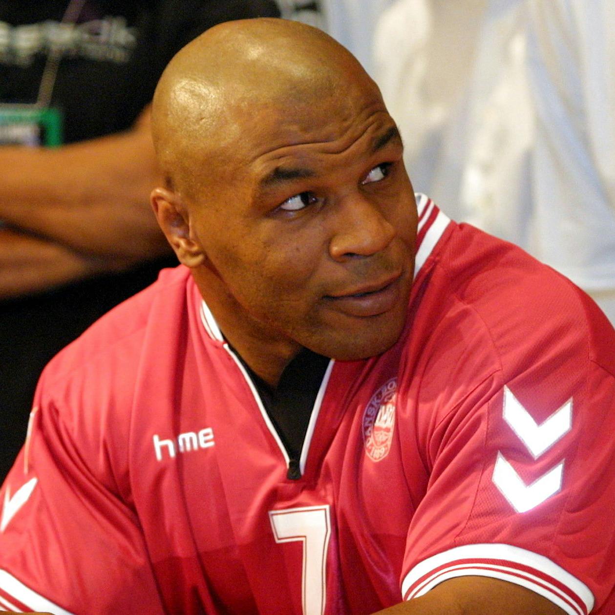 Mike Tyson iført en dansk landsholdstrøje tilbage i 2001. 