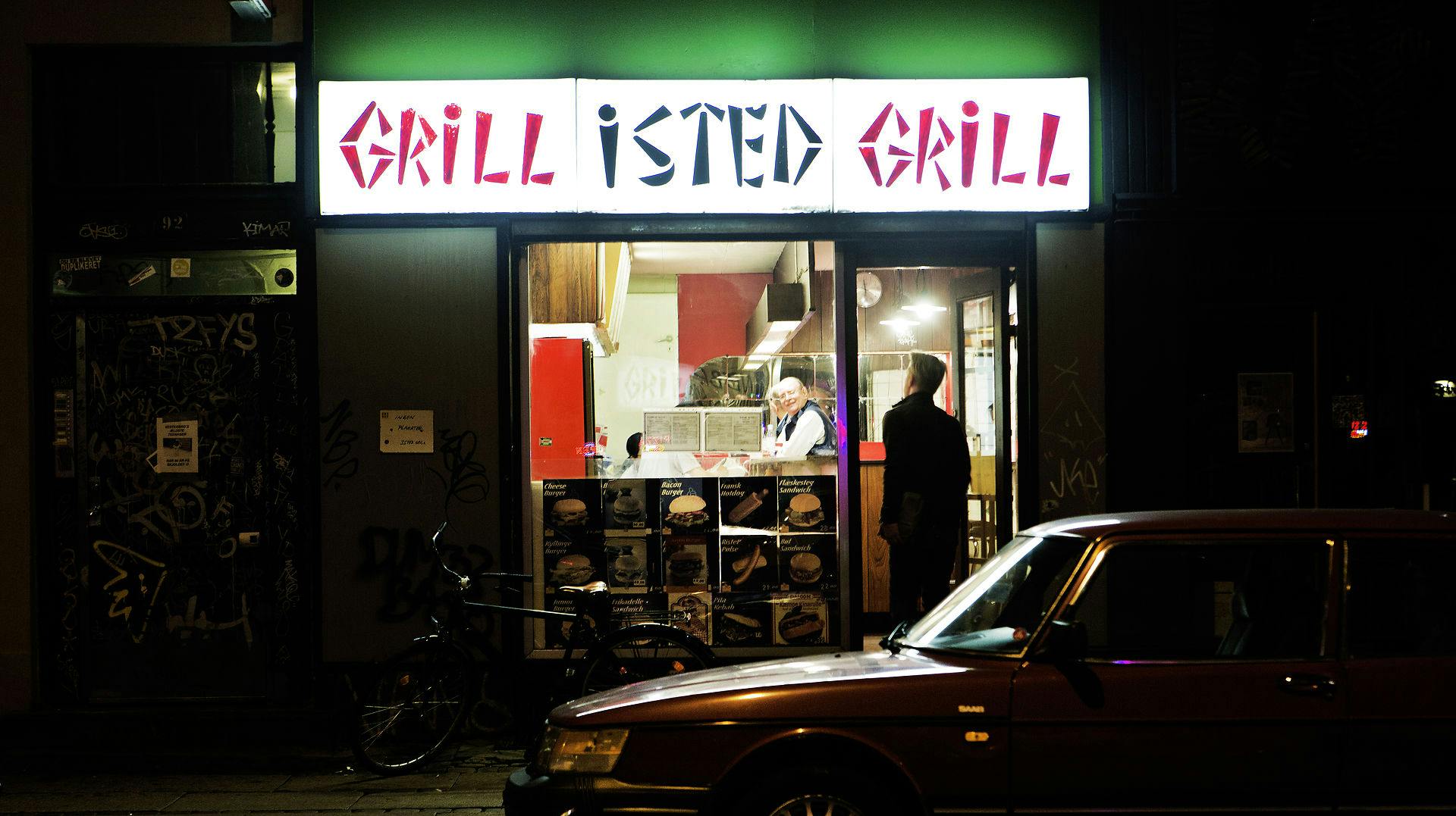 Mr. Lee har snart langet den sidste flæskestegssandwich over disken i Isted Grill. 