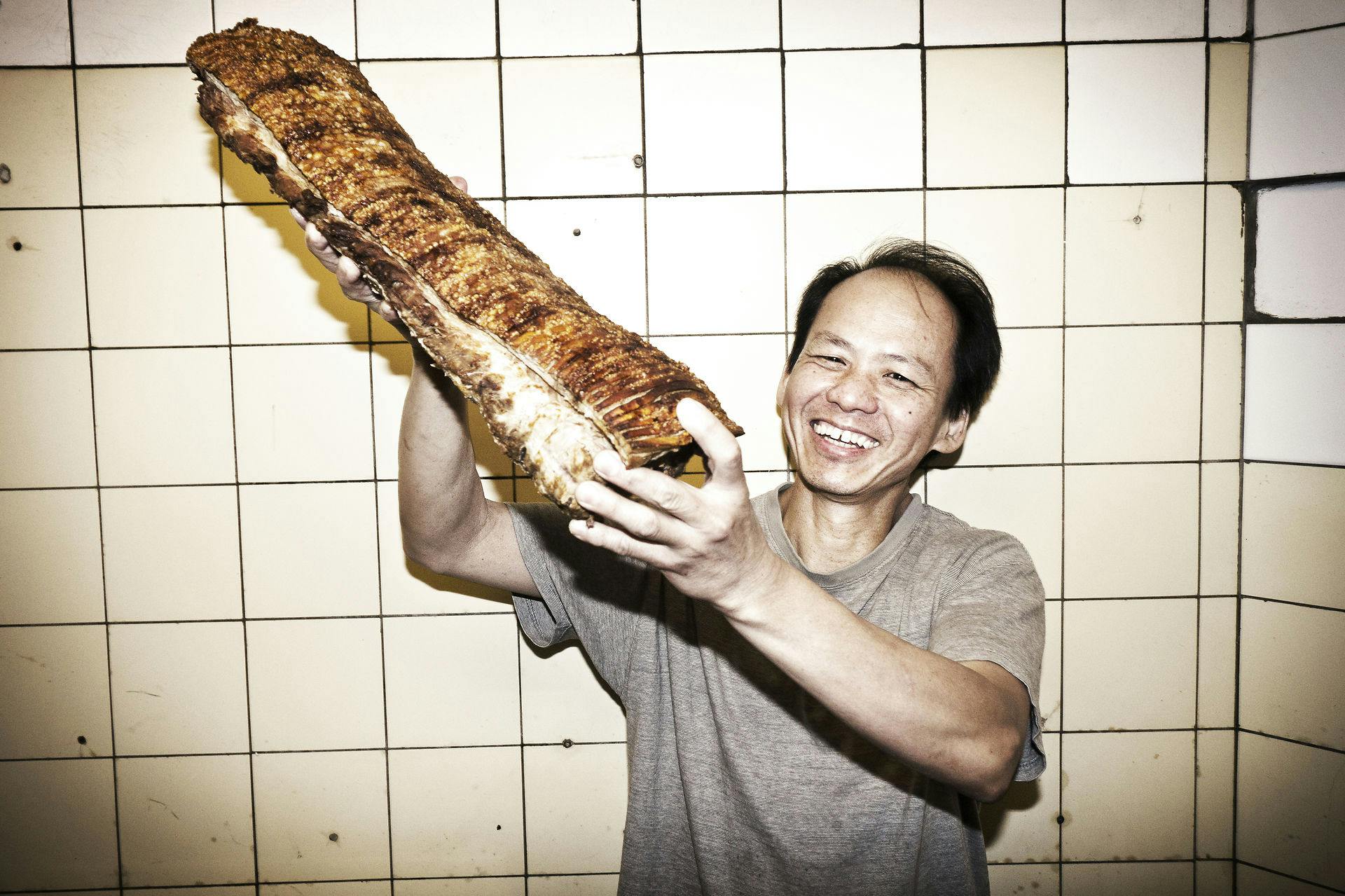 Lih Chie Lee er bedre kendt som Mr. Lee eller Flæskestegsministeren. I 42 år har han drevet Isted Grill, der er blevet berømt for at servere byens bedste flæskestegssandwich på Vesterbro i København. Nu er han klar til at give flæskestafetten videre.