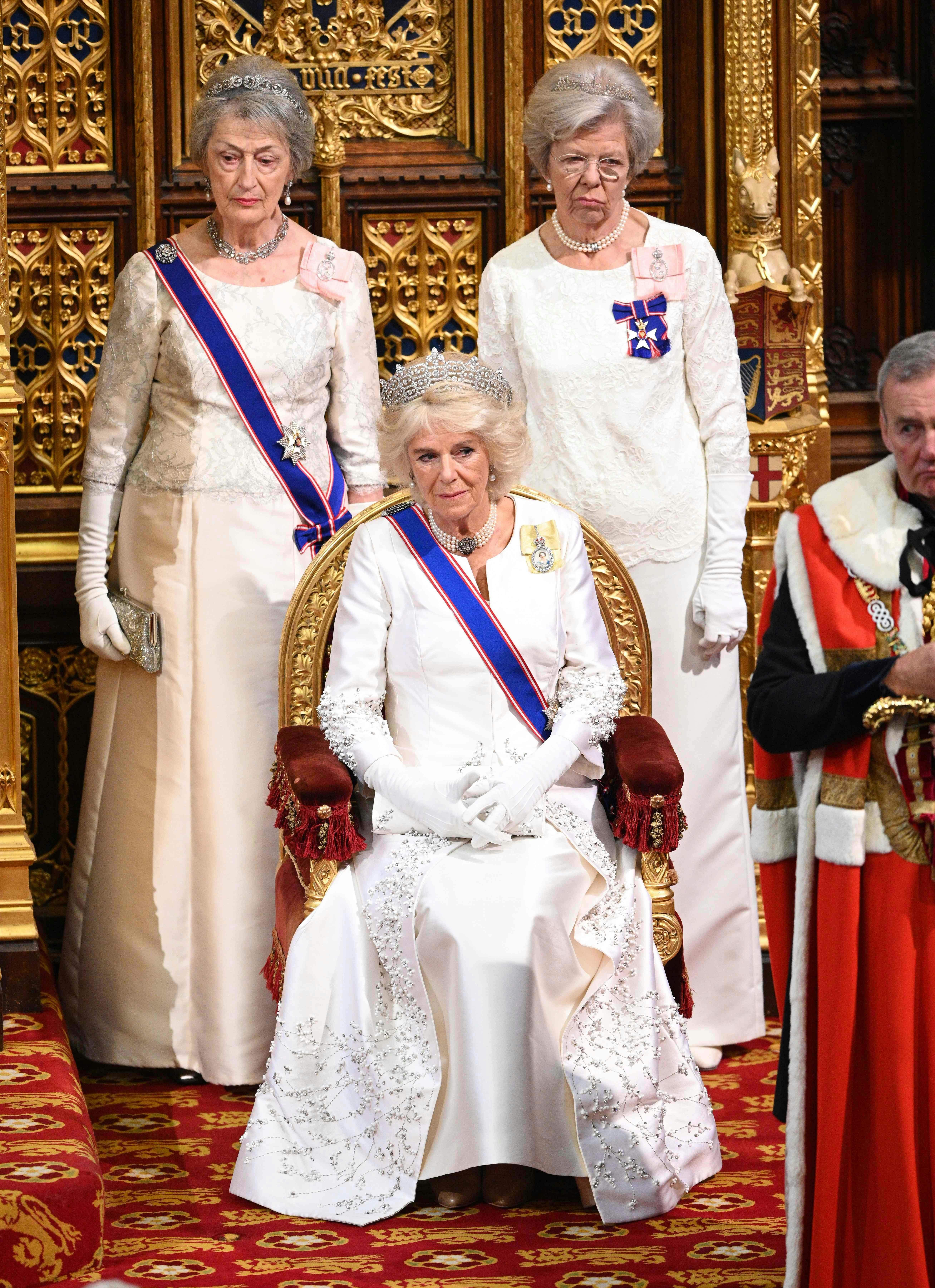 Lady Susan Hussey, til venstre på billedet, er ikke længere hofdame for Camilla. 
