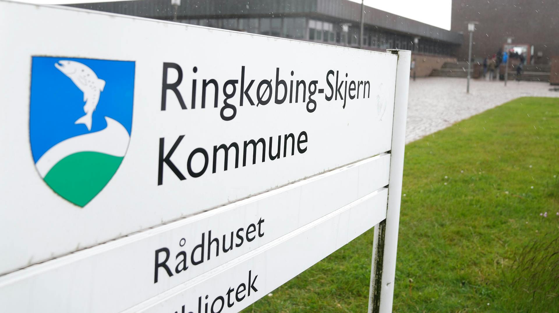 Ringkøbing-Skjern Kommune har endnu ikke besluttet, om en 31-årig lærer kan beholde sit job, efter han mandag blev dømt for voldtægt ved anden seksuel omgang end samleje af en tidligere elev.