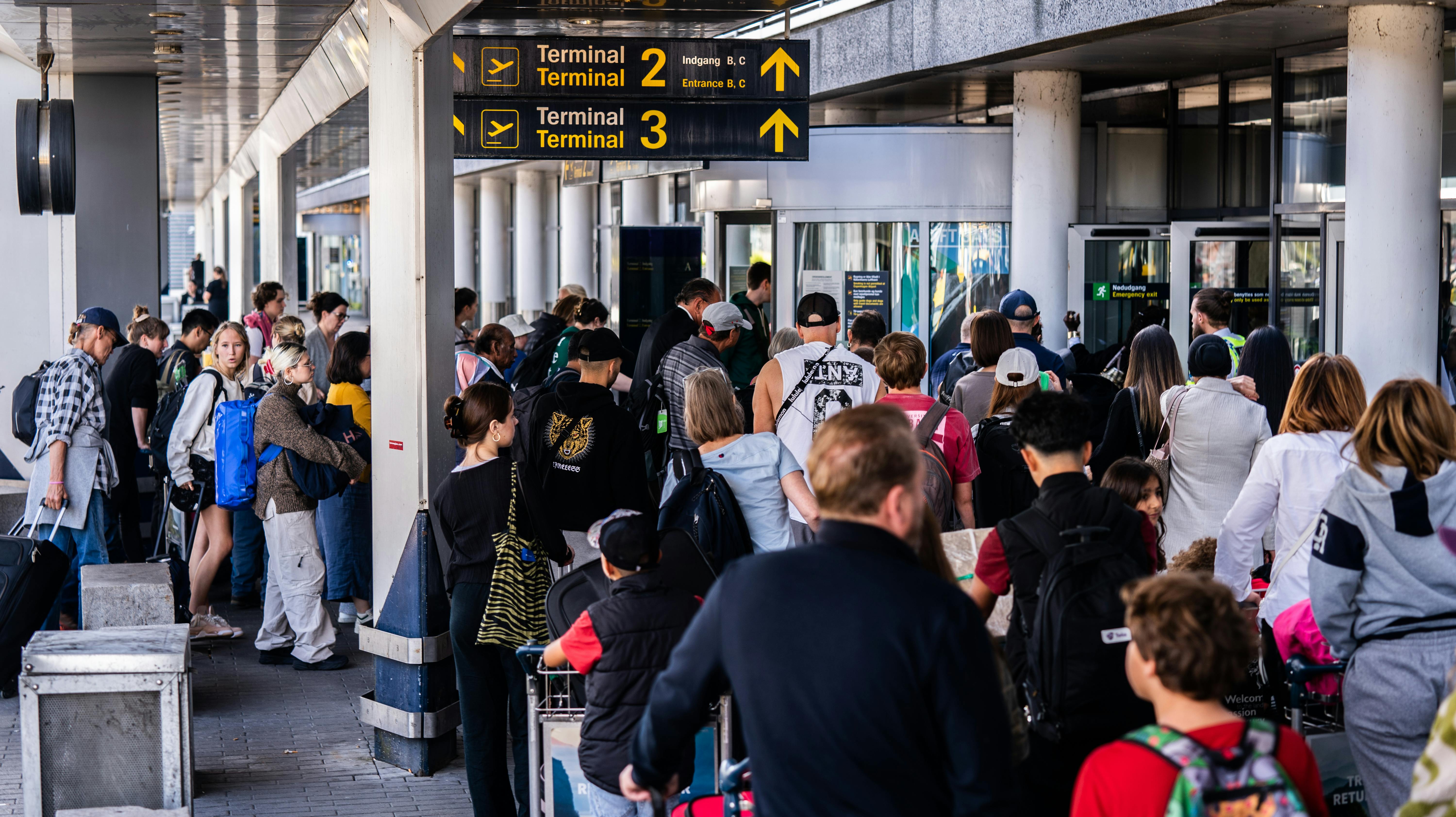 Danskerne har igen fundet kufferten og rejselysten frem og strømmer til lufthavnen.