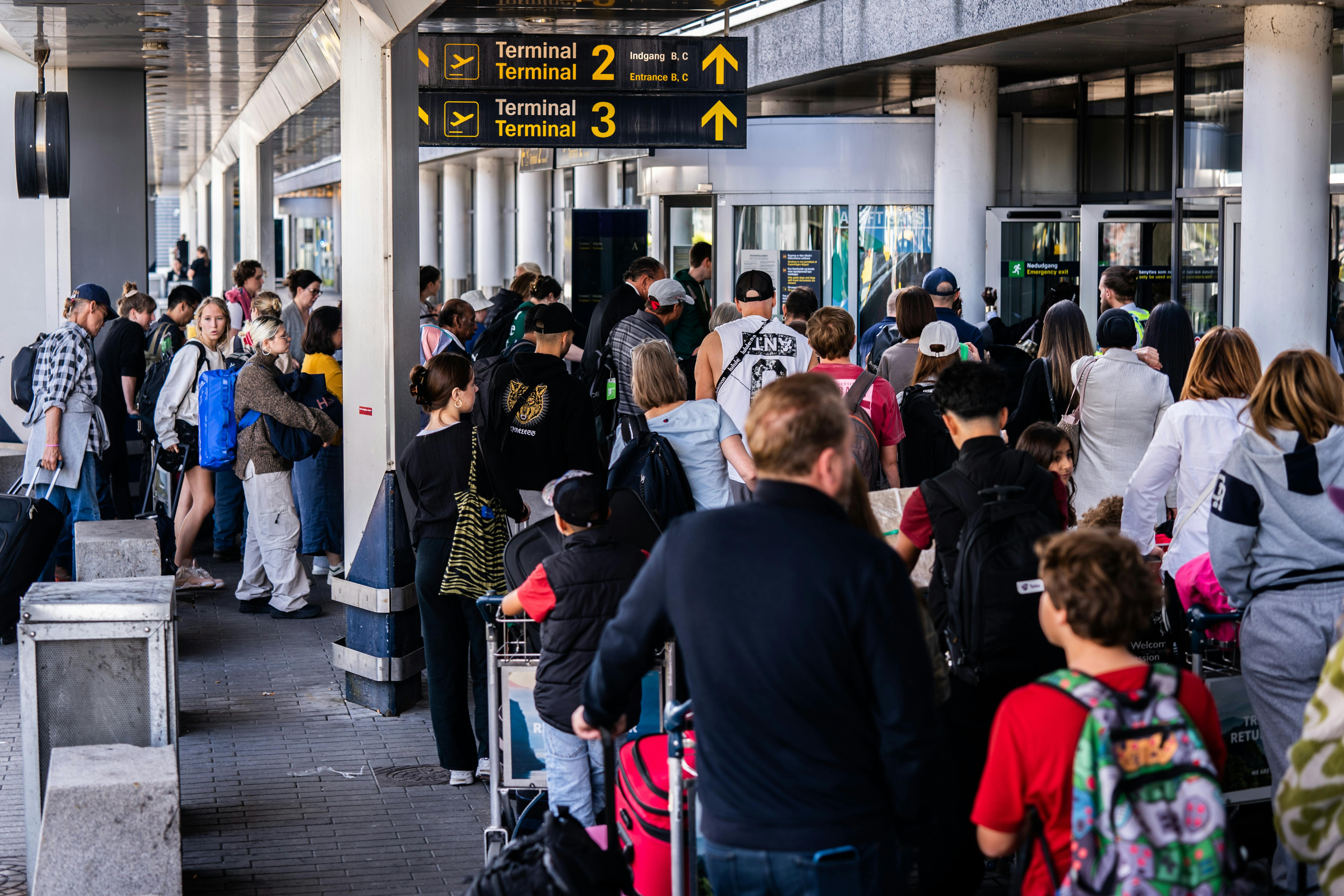 Danskerne har igen fundet kufferten og rejselysten frem og strømmer til lufthavnen.