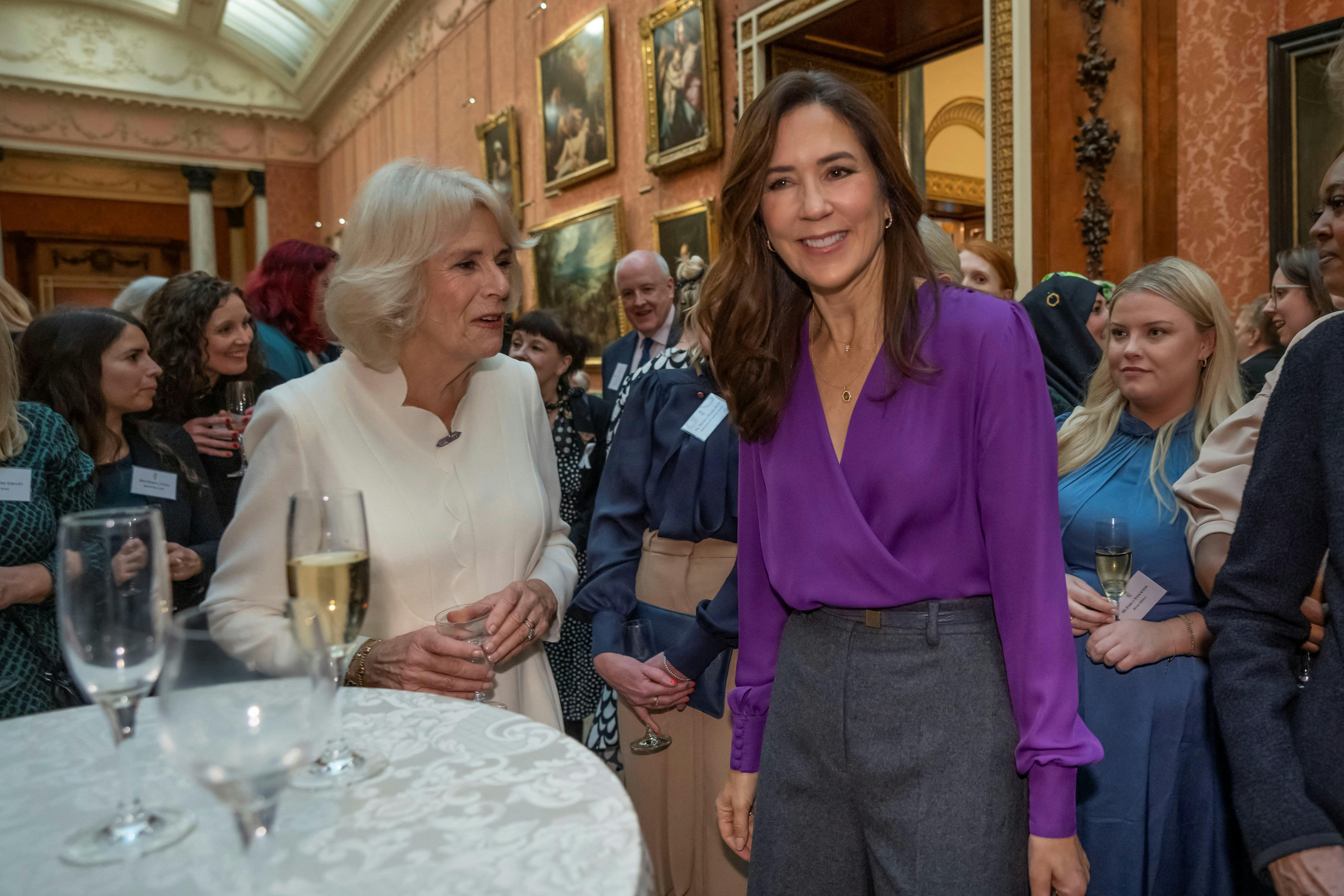 Dronning Camilla og kronprinsesse Mary var sammen med 300 gæster inviteret til reception på Buckingham Palace, hvor fokus var bekæmpelse af vold mod piger og kvinder.