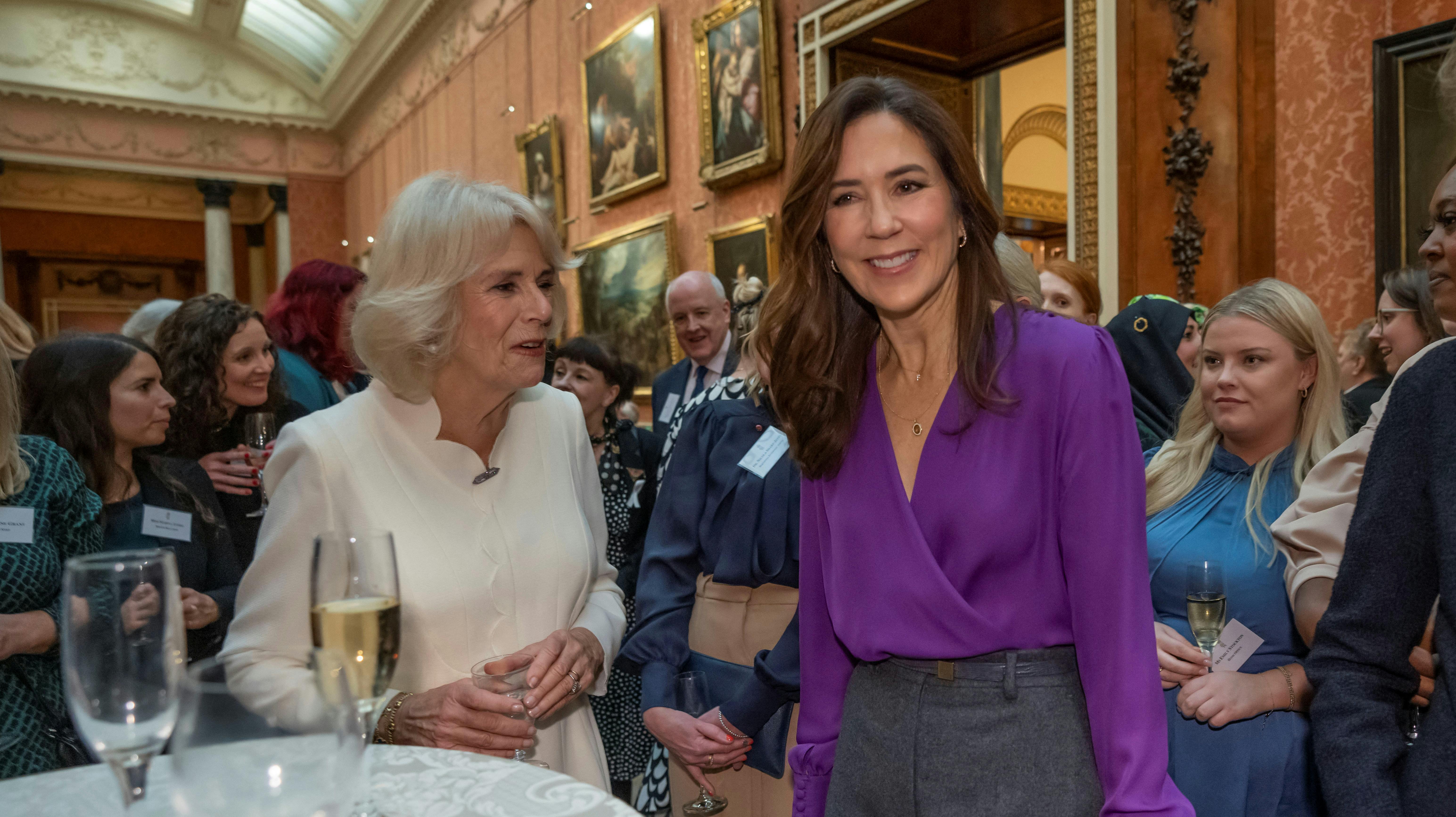 Dronning Camilla og kronprinsesse Mary var sammen med 300 gæster inviteret til reception på Buckingham Palace, hvor fokus var bekæmpelse af vold mod piger og kvinder.