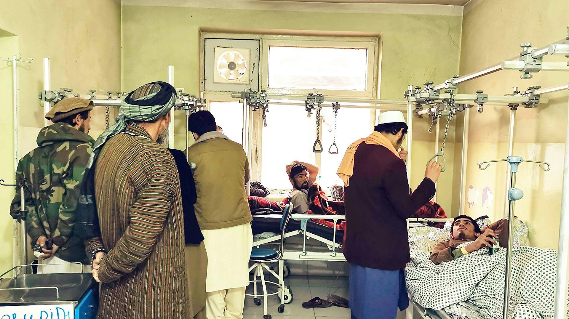 16 er dræbt og 24 er året i byen Aybak i det nordlige Afghanistan.
