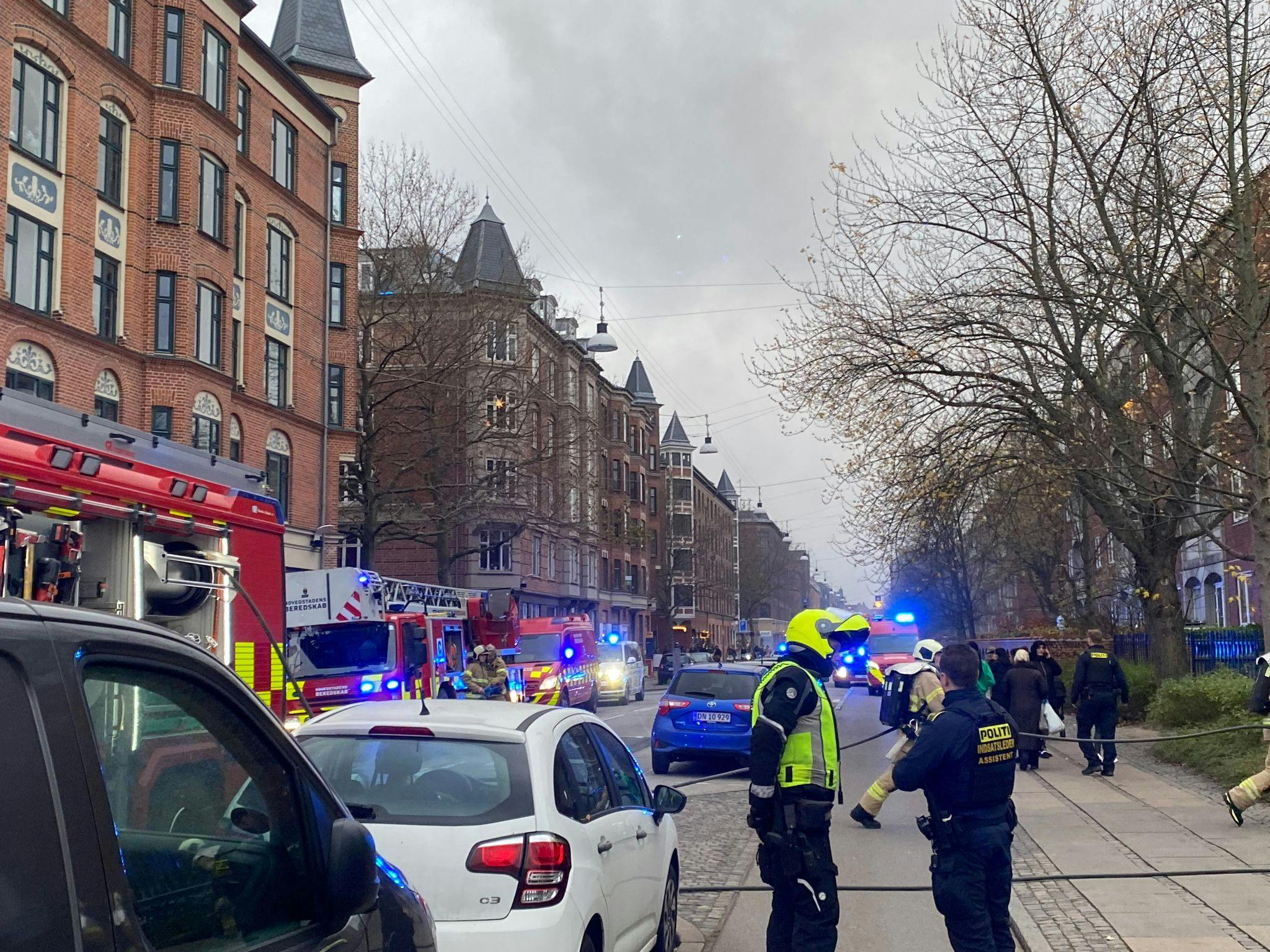 Udrykningskøretøjer er massivt til stede på Holmbladsgade i København.