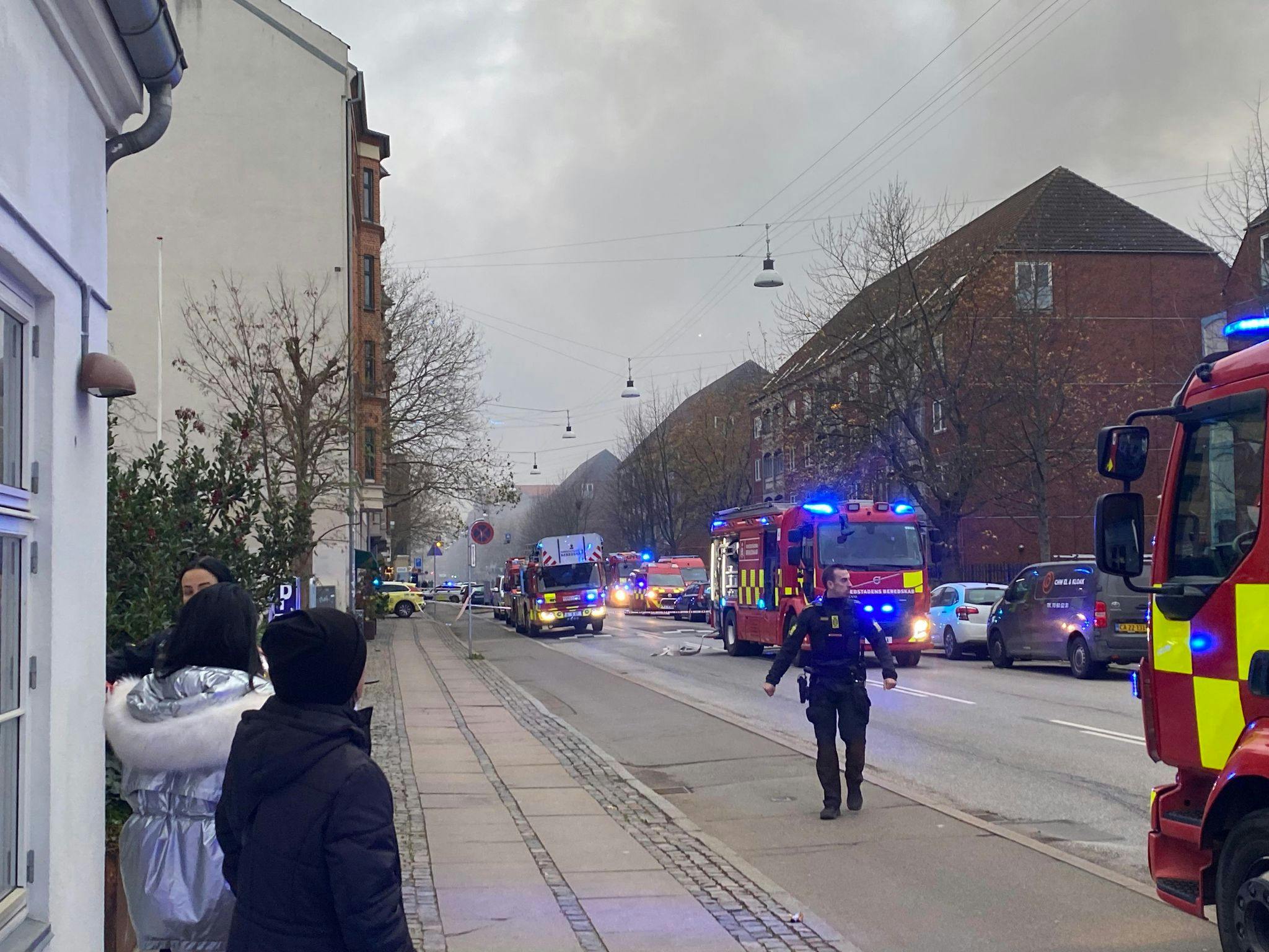 Der er onsdag eftermiddag udbrudt brand i en lejlighed på Holmbladsgade i København.