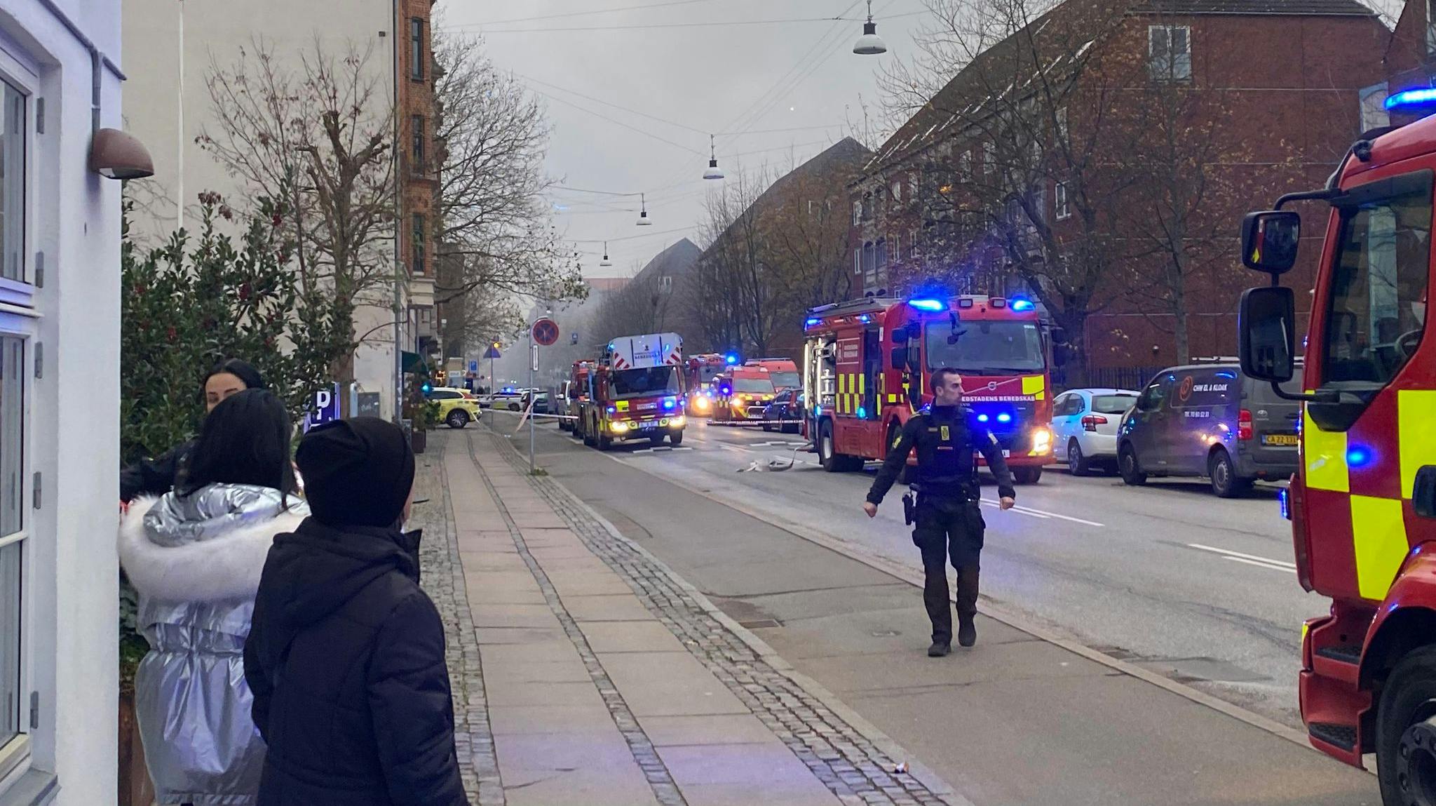 Der er onsdag eftermiddag udbrudt brand i en lejlighed på Holmbladsgade i København.