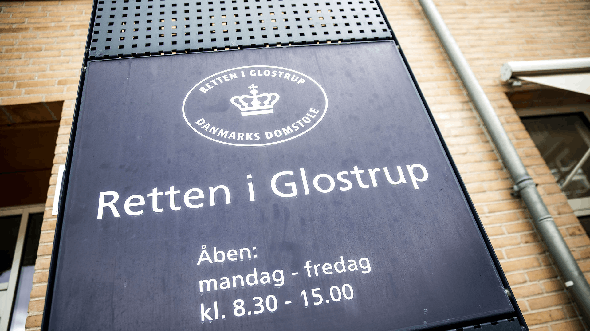Retten i Glostrup afsagde torsdag dom i en alvorlig sag, hvor en dansk teenagepige blev mishandlet gennem flere år og tilbageholdt mod sin vilje i Pakistan.