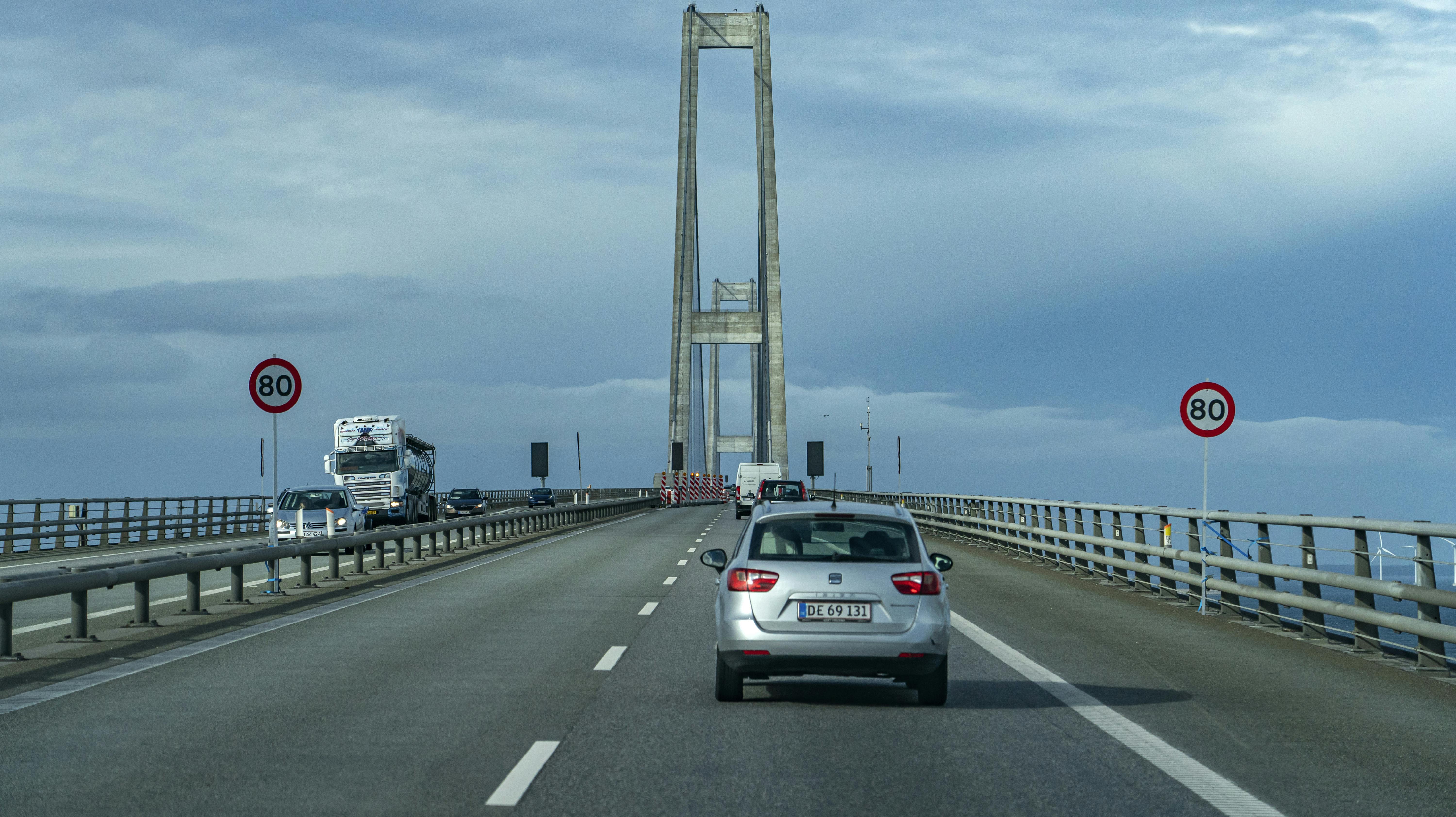 Sund & Bælt beklager, efter at en it-fejl med et mobilt autoværn på Storebæltsbroen onsdag eftermiddag, sendte en bilist ud i modkørende trafik på broen.