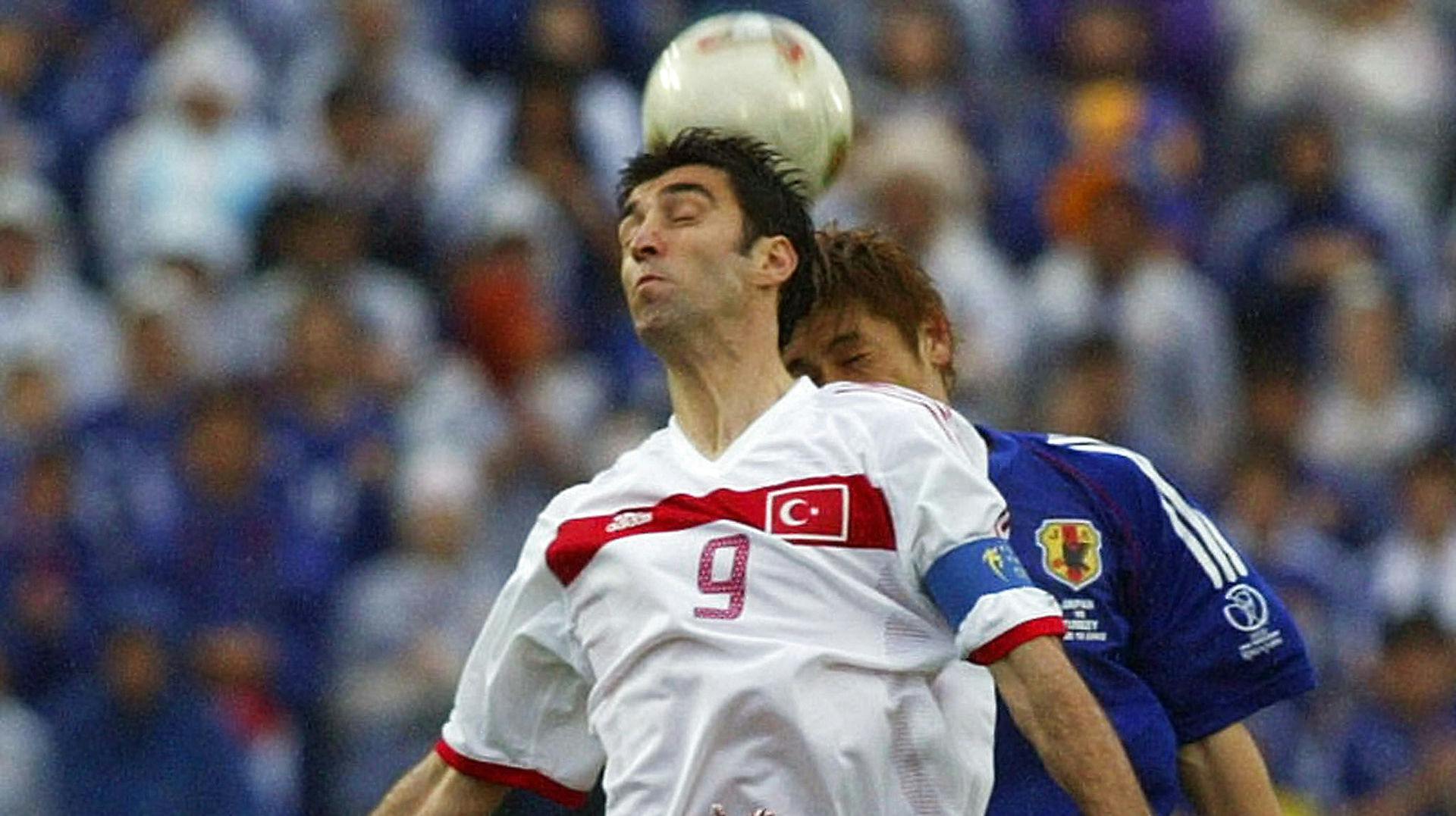 Den tyrkiske fodboldkommentator Alper Bakırcıgil blev revet væk fra kommentatorboksen i kampen mellem Canada og Marokko.