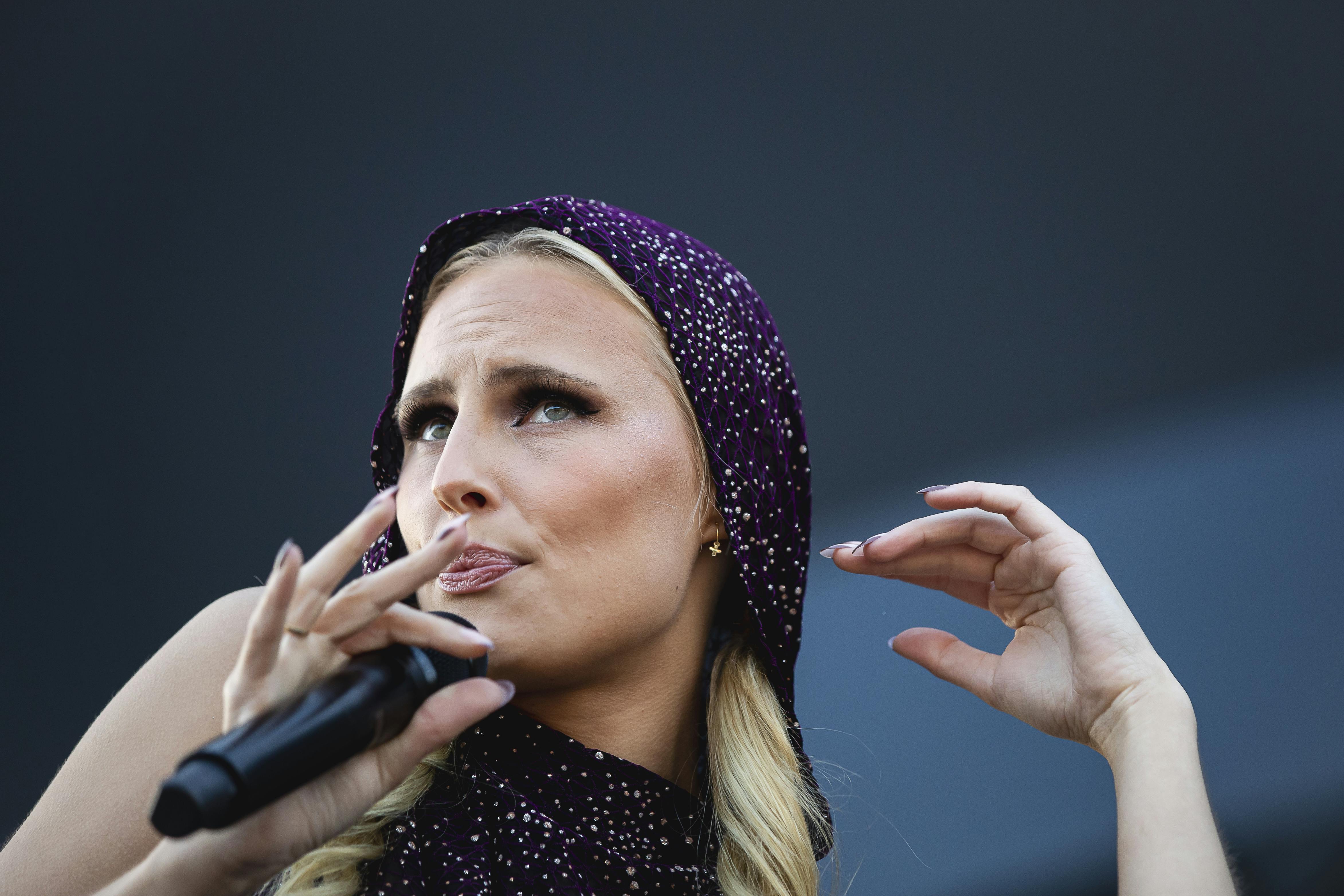 Sangerinden Clara havde et tæt forhold til fætteren Hugo, som hun nu har tænkt sig at tænde et lys for hvert år for at mindes de lyse stunder midt i mørket. 