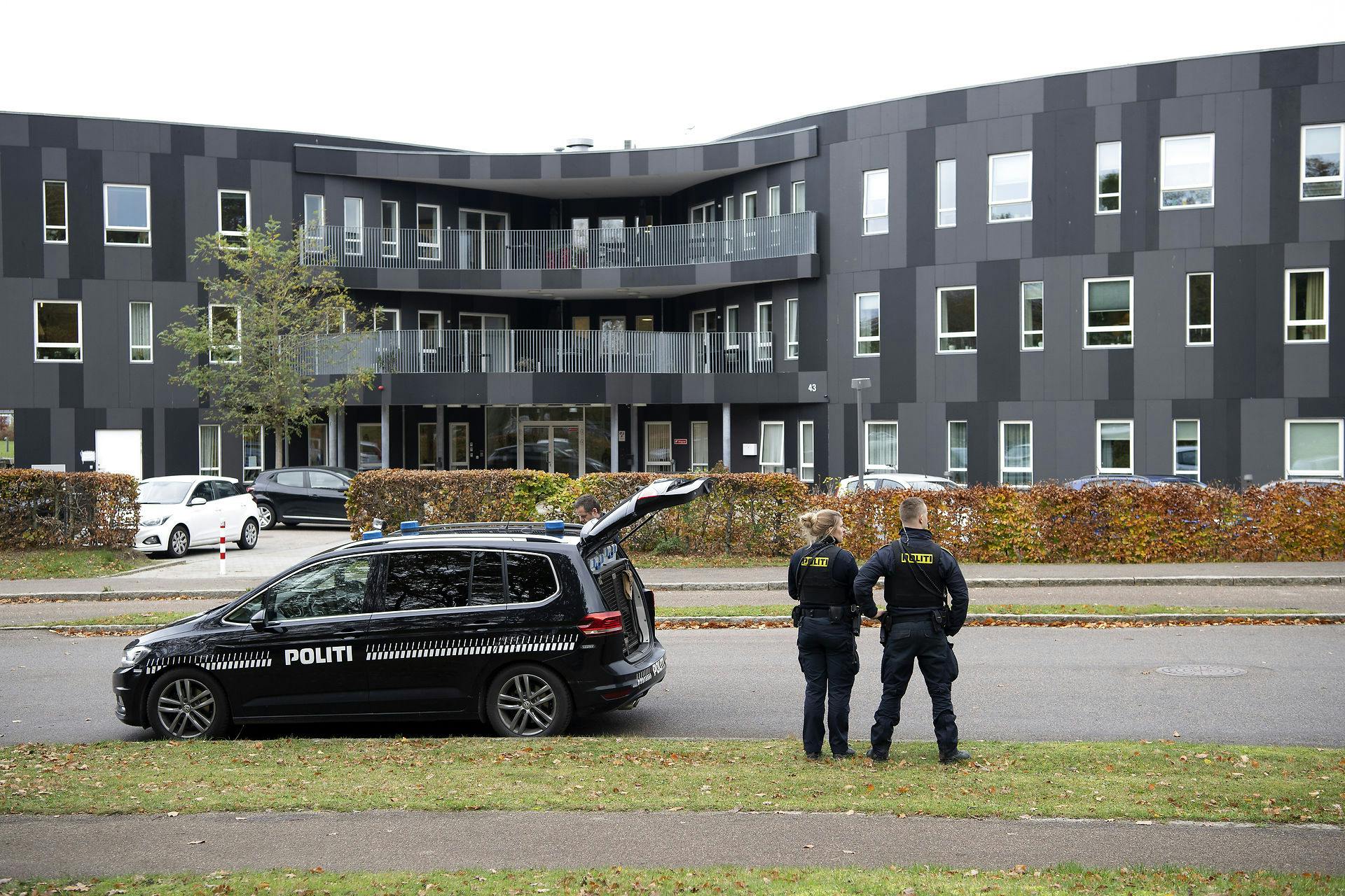 Den 37-årige gravide kvinde havde netop fået fri fra sit arbejde på plejecenteret på Samsøvej i Holbæk, da hun blev flået ud af sin bil og blev stukket adskillige gange med en kniv.