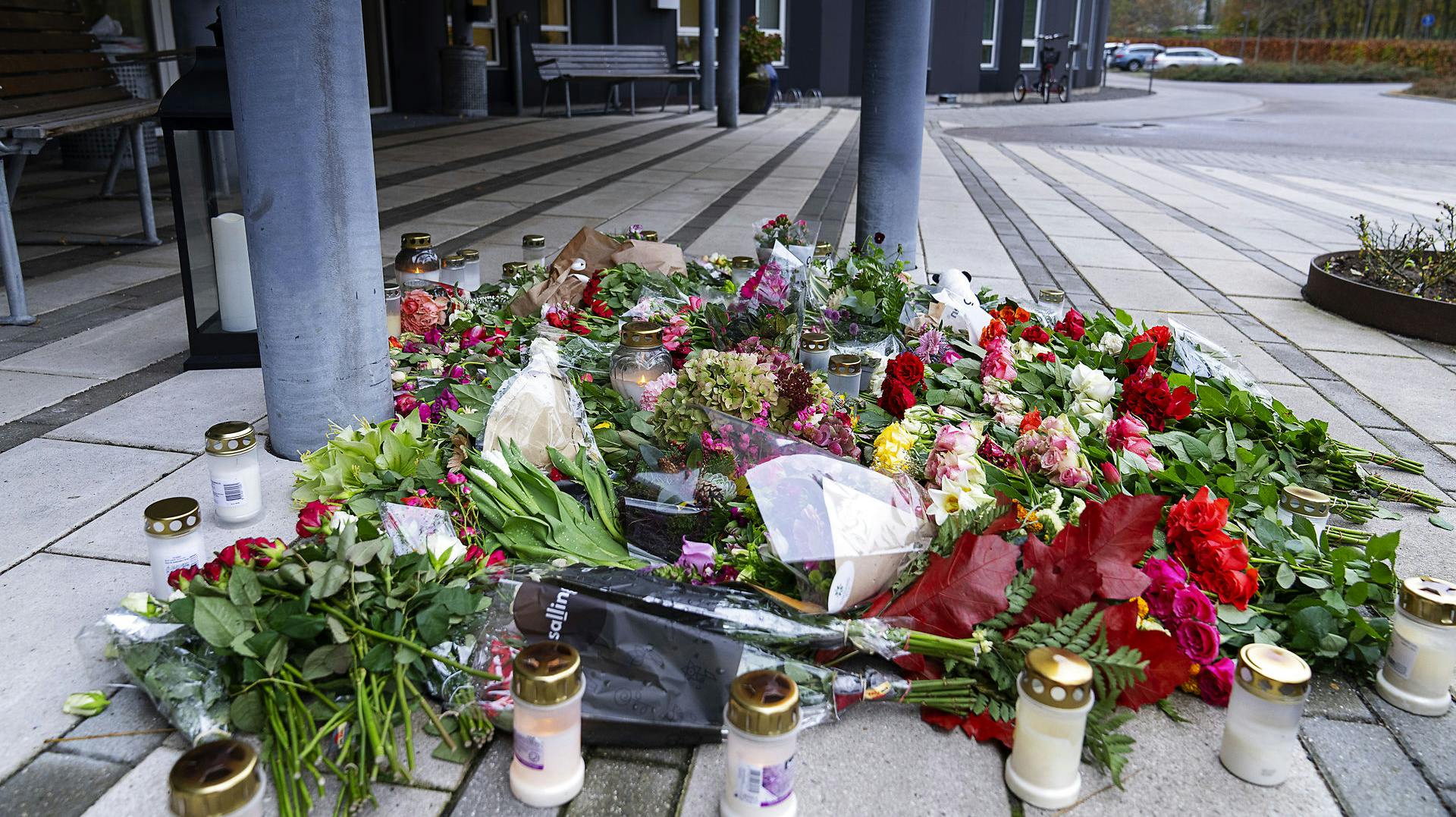 Der blev efterladt blomster og lys til minde om den 37-årige gravide kvinde, der 6. november blev brutalt myrdet foran Plejecenter Samsøvej i Holbæk, hvor hun arbejdede.
