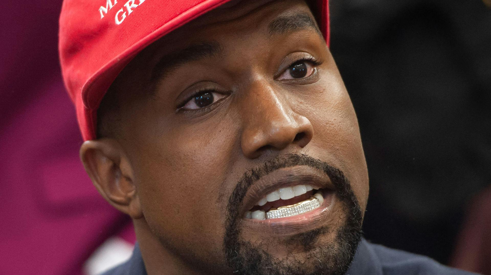 Ye, tidligere kendt som Kanye West, får sin Twitter-profil suspenderet, fordi han har brudt Twitters regler for tilskyndelse til vold.