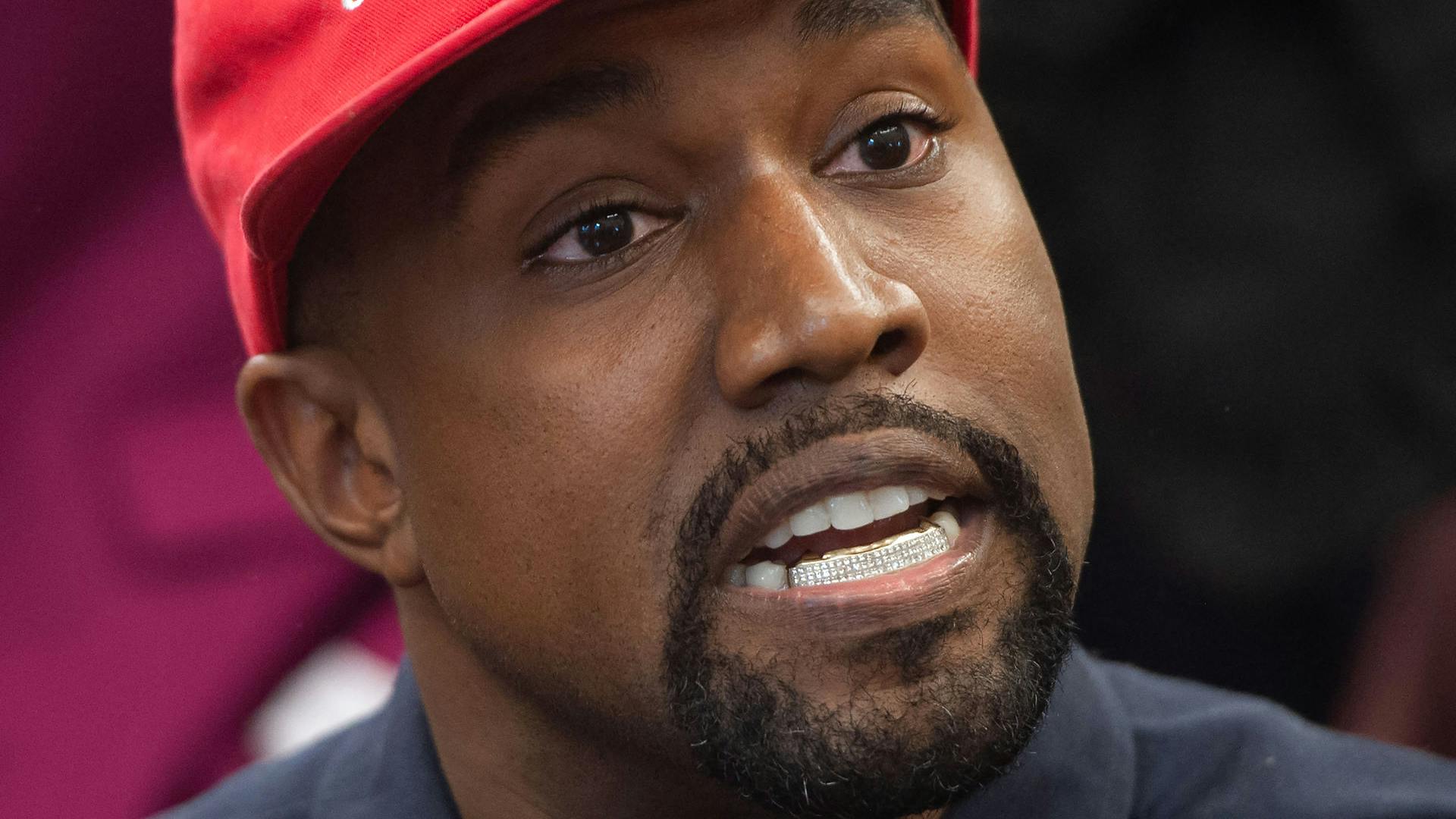 Ye, tidligere kendt som Kanye West, får sin Twitter-profil suspenderet, fordi han har brudt Twitters regler for tilskyndelse til vold.