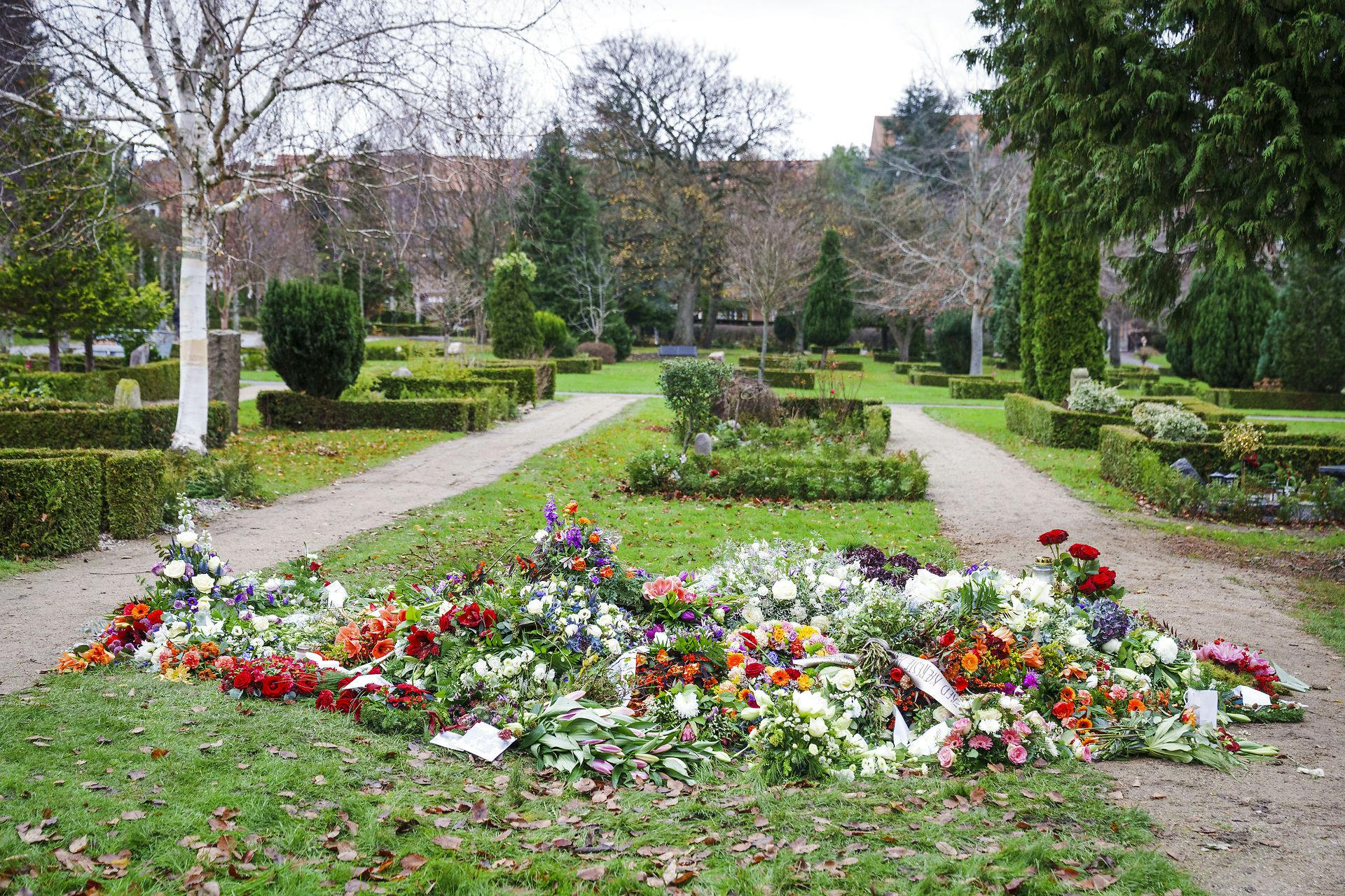Dagen efter begravelsen er det aarhusianske gravsted fyldt med blomster og rørende hilsner fra familien.
