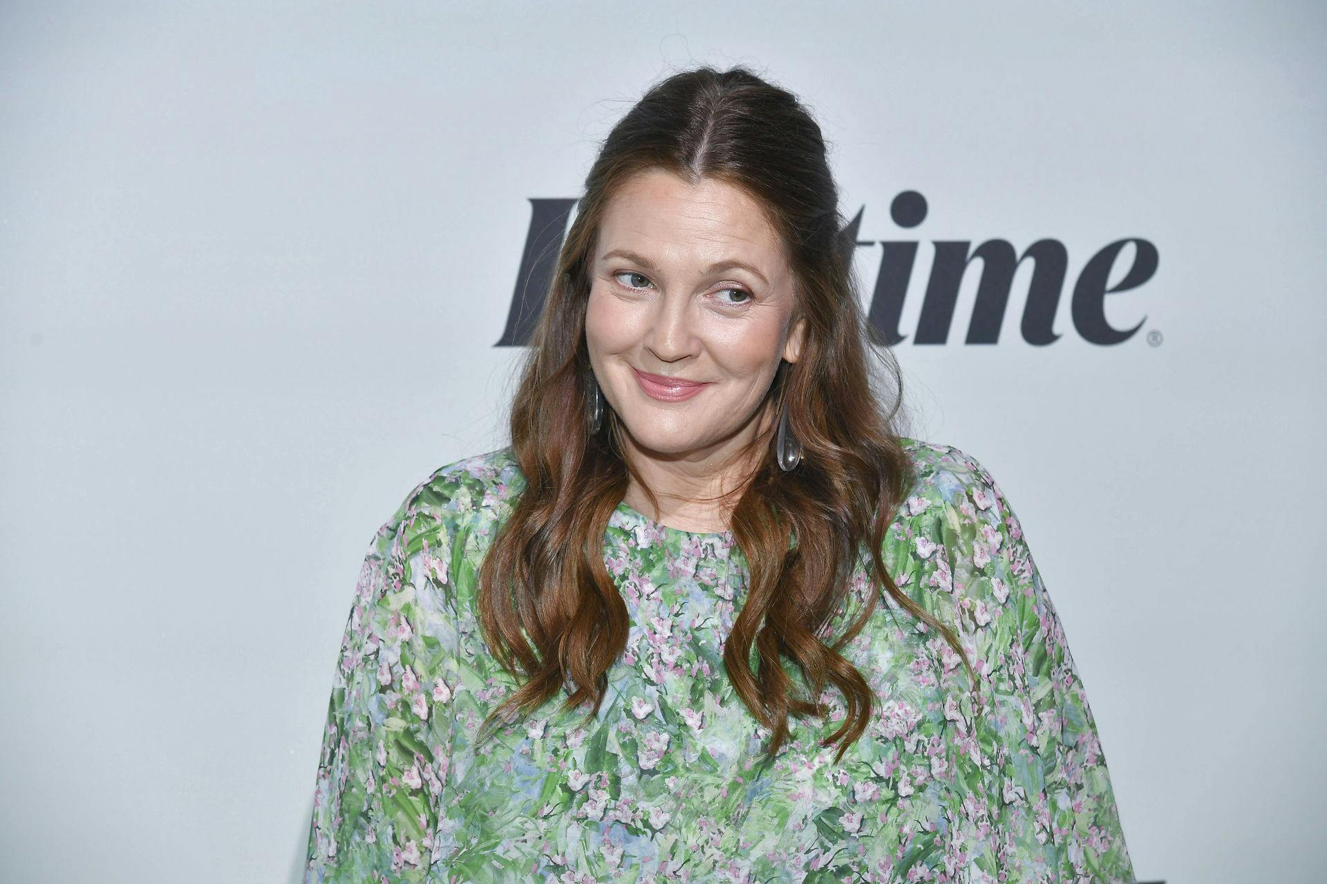 Drew Barrymore er tilbage på datingmarkedet efter seks år som single.
