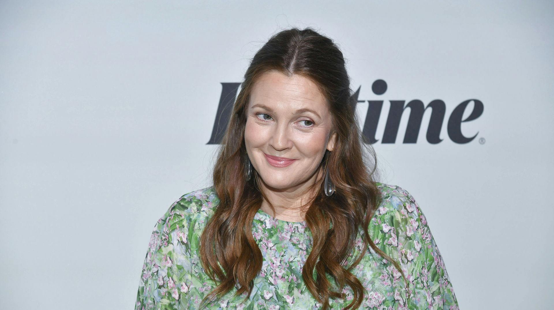 Drew Barrymore er tilbage på datingmarkedet efter seks år som single.