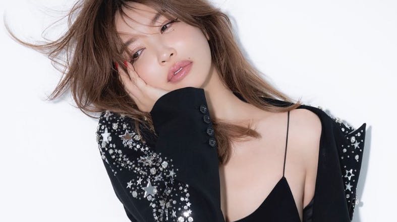 Modellen Risa Hirako får tonsvis af beskeder fra folk, der vil kende hendes hemmelighed.