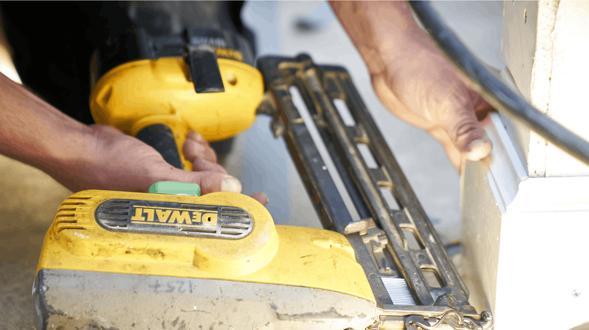 Det kunne være gået grueligt galt for en håndværker fredag, da han kom til at skyde sig selv i hovedet med en sømpistol.