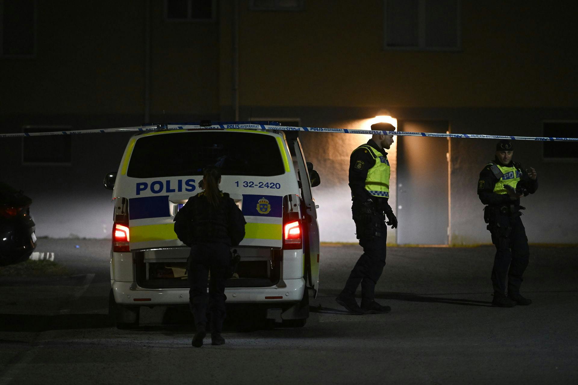 Politiet var stærkt til stede i den voldsplagede bydel efter søndagens drab.